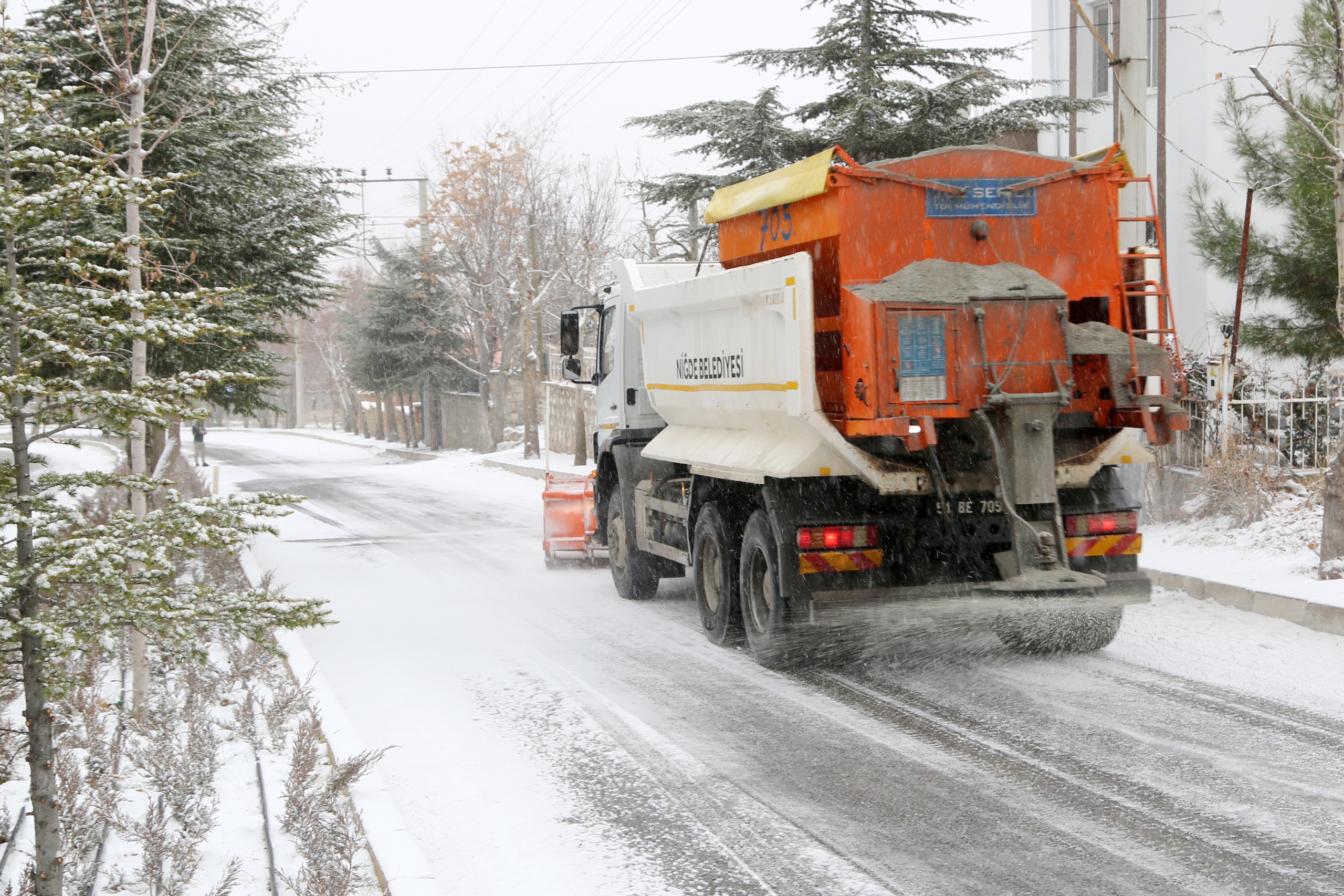 Niğde Belediyesi Ekipleri karla mücadele çalışması başlattı 4