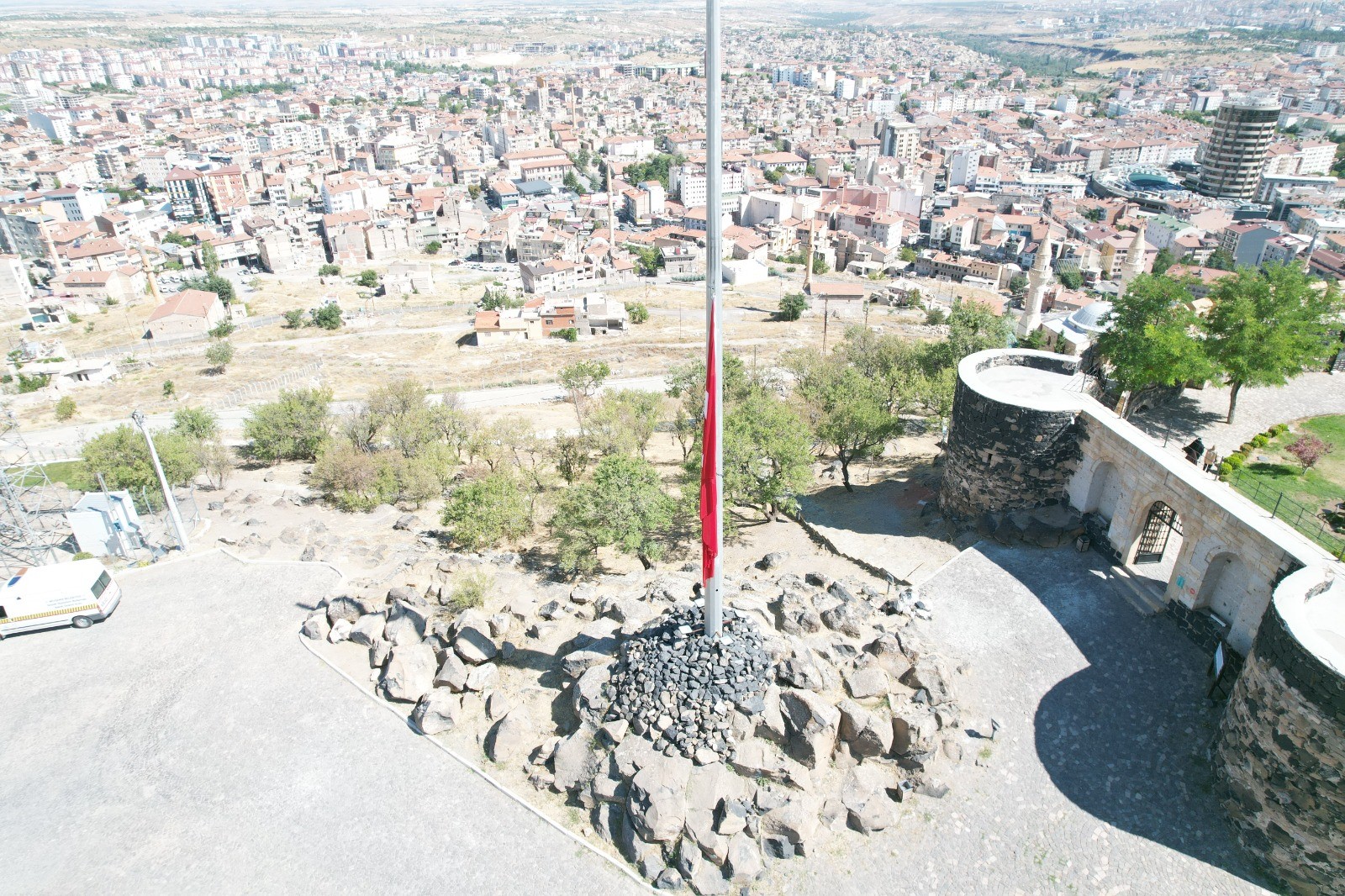 Niğde’de Bayraklar Haniye Için Yarıya Indirildi (3)