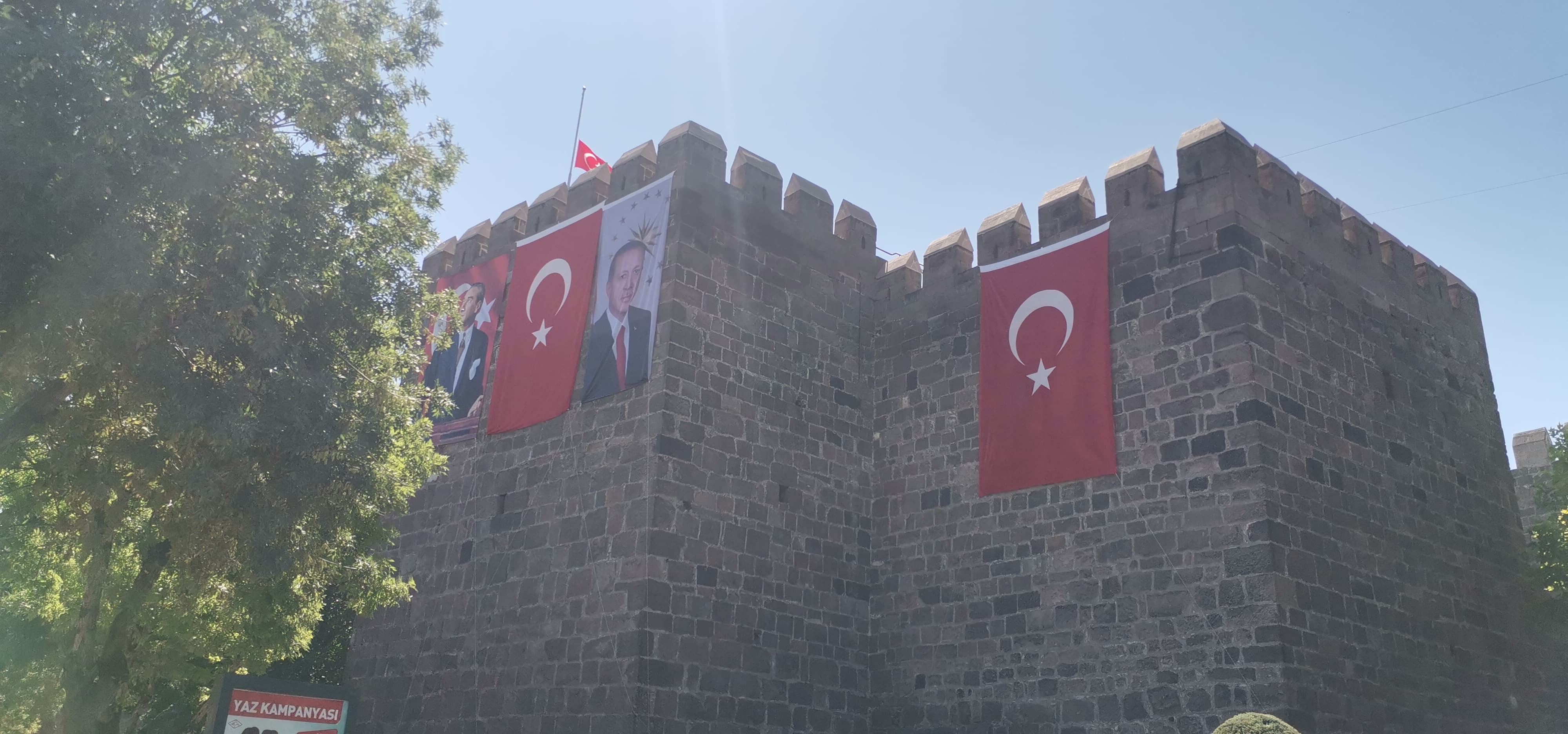 Niğde’de Bayraklar Haniye Için Yarıya Indirildi (4)