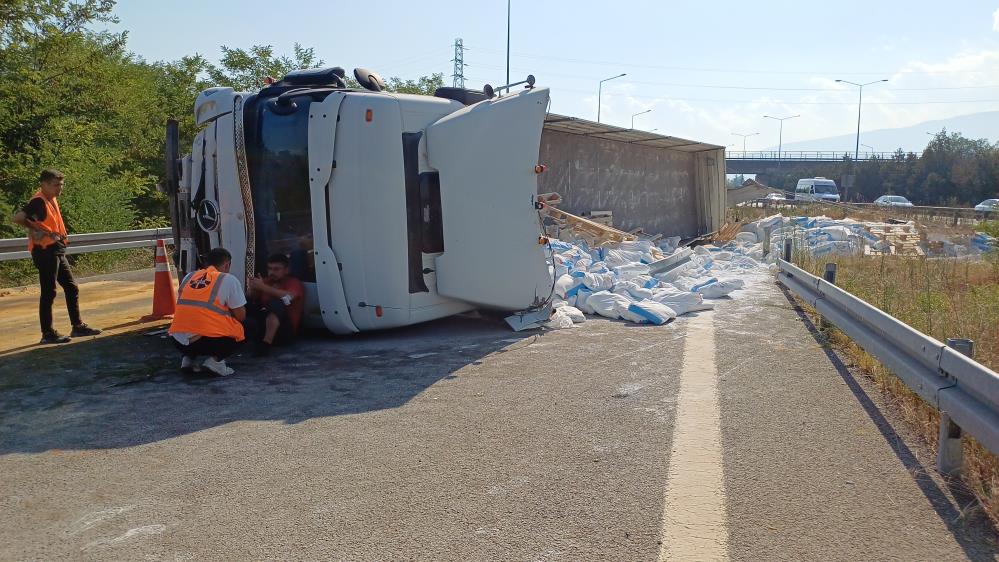 Çimento Yüklü Tır Devrildi (3)