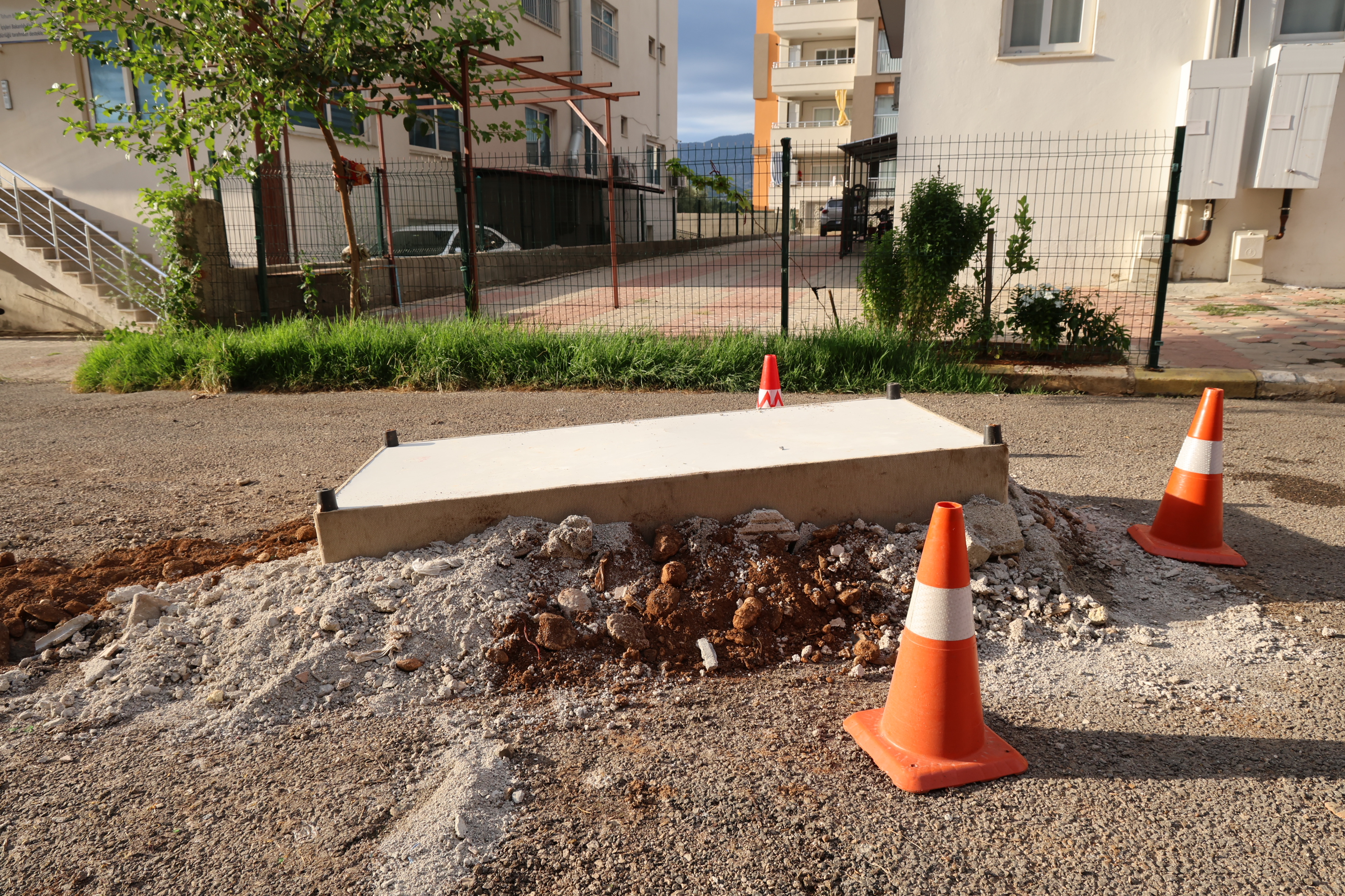 Kanalizasyon Kokusunu Önlemek Için Rögarı Baza Ile Kapattılar (1)