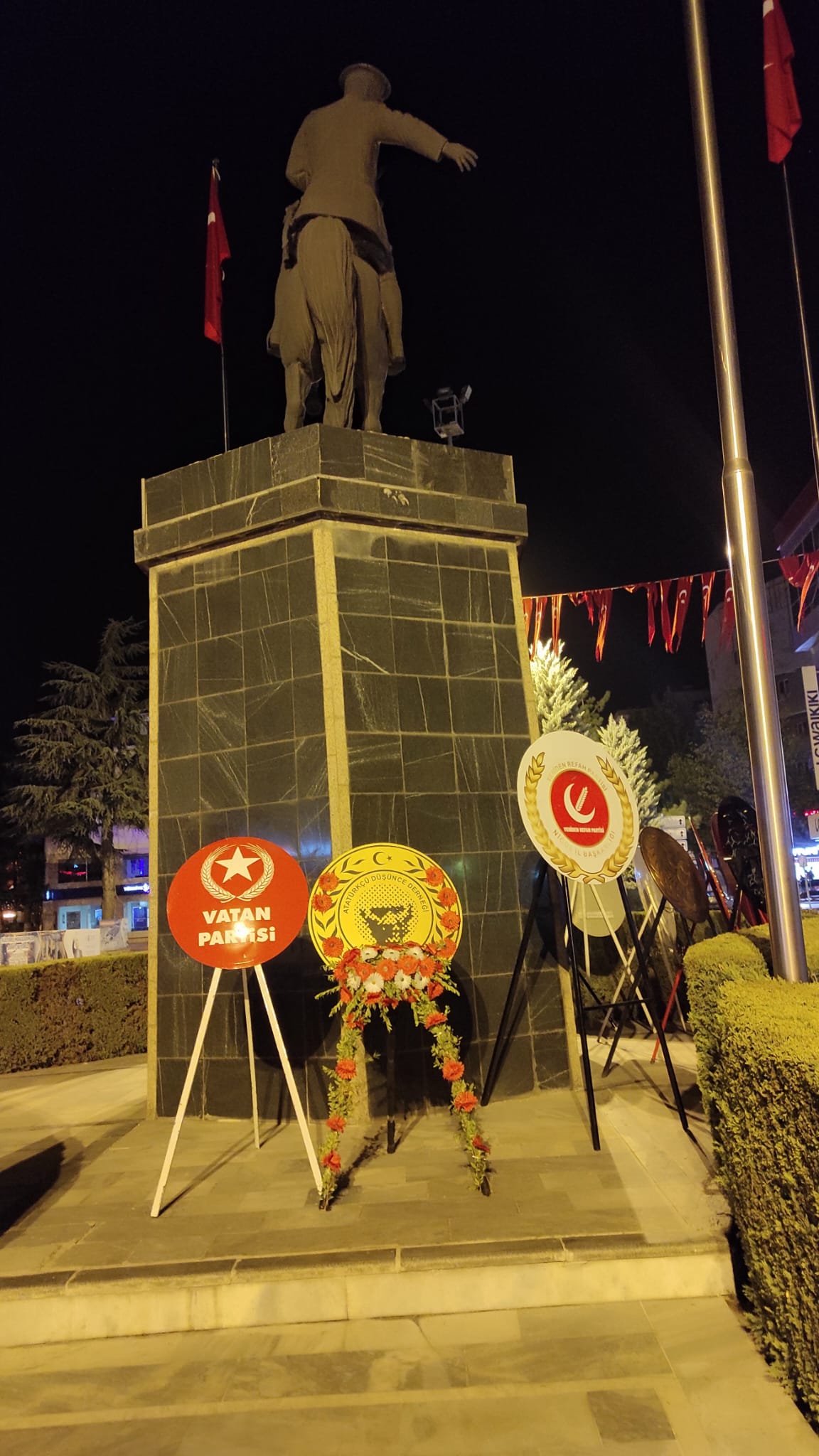 O Parti̇ 30 Ağustos’ta Atatürk Anitina Çelenk Sunmamiş! (9)