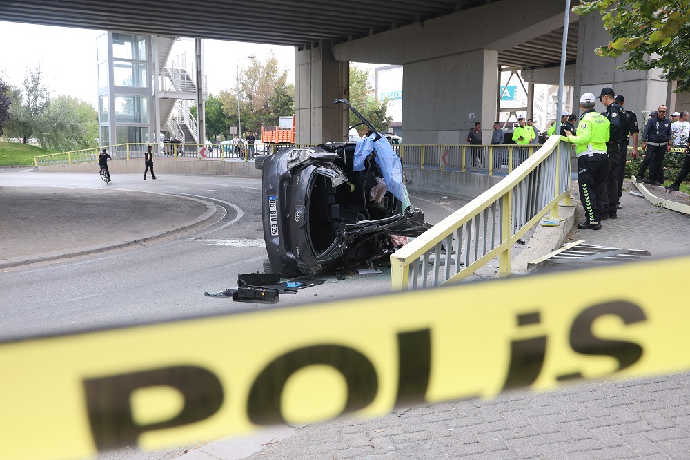 Üst Geçitten Düşen Otomobilin Sürücüsü Öldü (1)