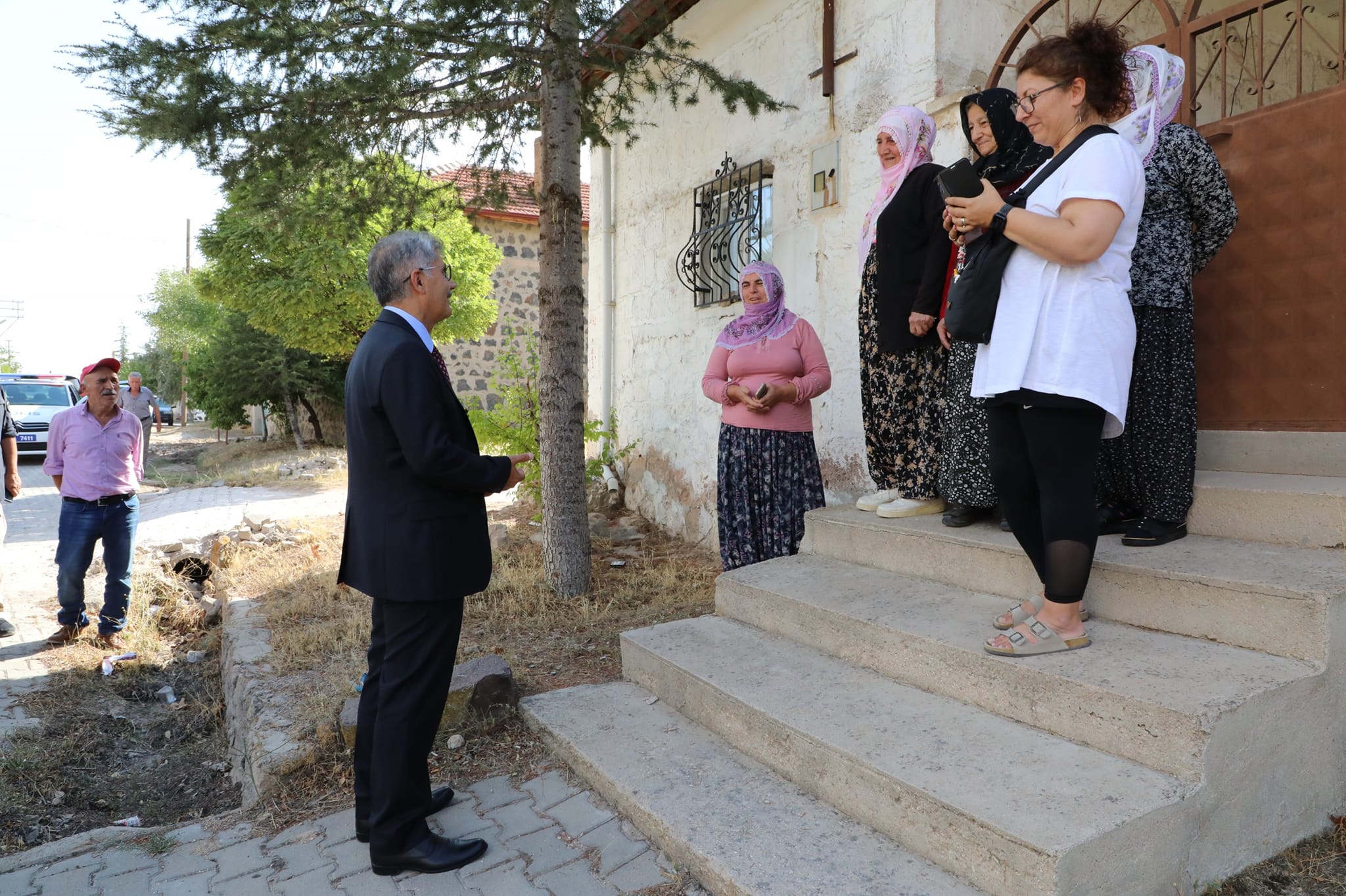 Vali Çelik Köy Ziyaretinde Çocuklara “Küçük Paşa” Kitabı Hediye Etti (6)