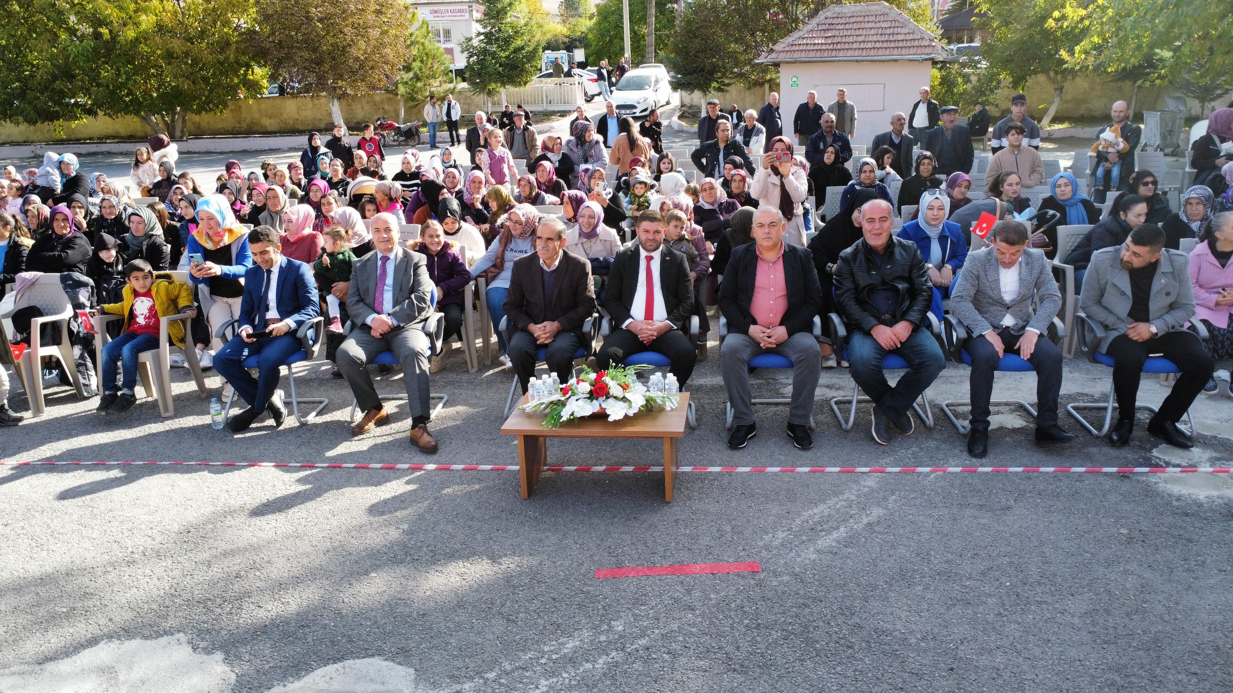 Cumhuriyet Bayramı Gümüşler Beldesi’nde Coşkuyla Kutladı (5)