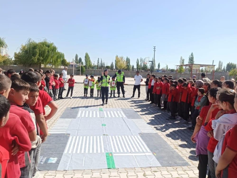 Jandarma’dan Öğrencilere Trafik Güvenliği Eğitimi (3)