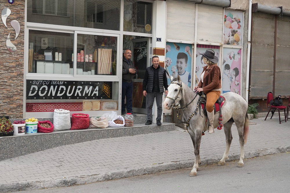 Kovboy Muhtar, Atıyla Mahalle Sakinlerini Ziyaret Ediyor (1)