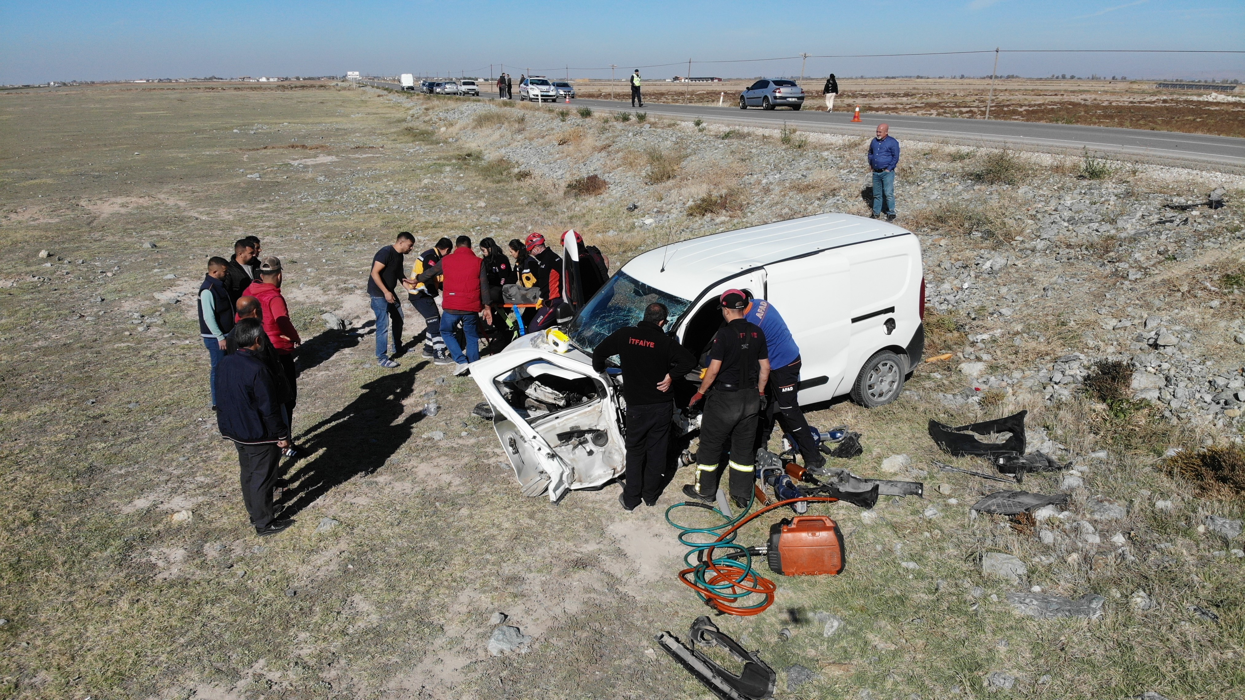 Ölümlü Kazada, Araç Devrilmesin Diye Vatandaşlar Tuttu (3)