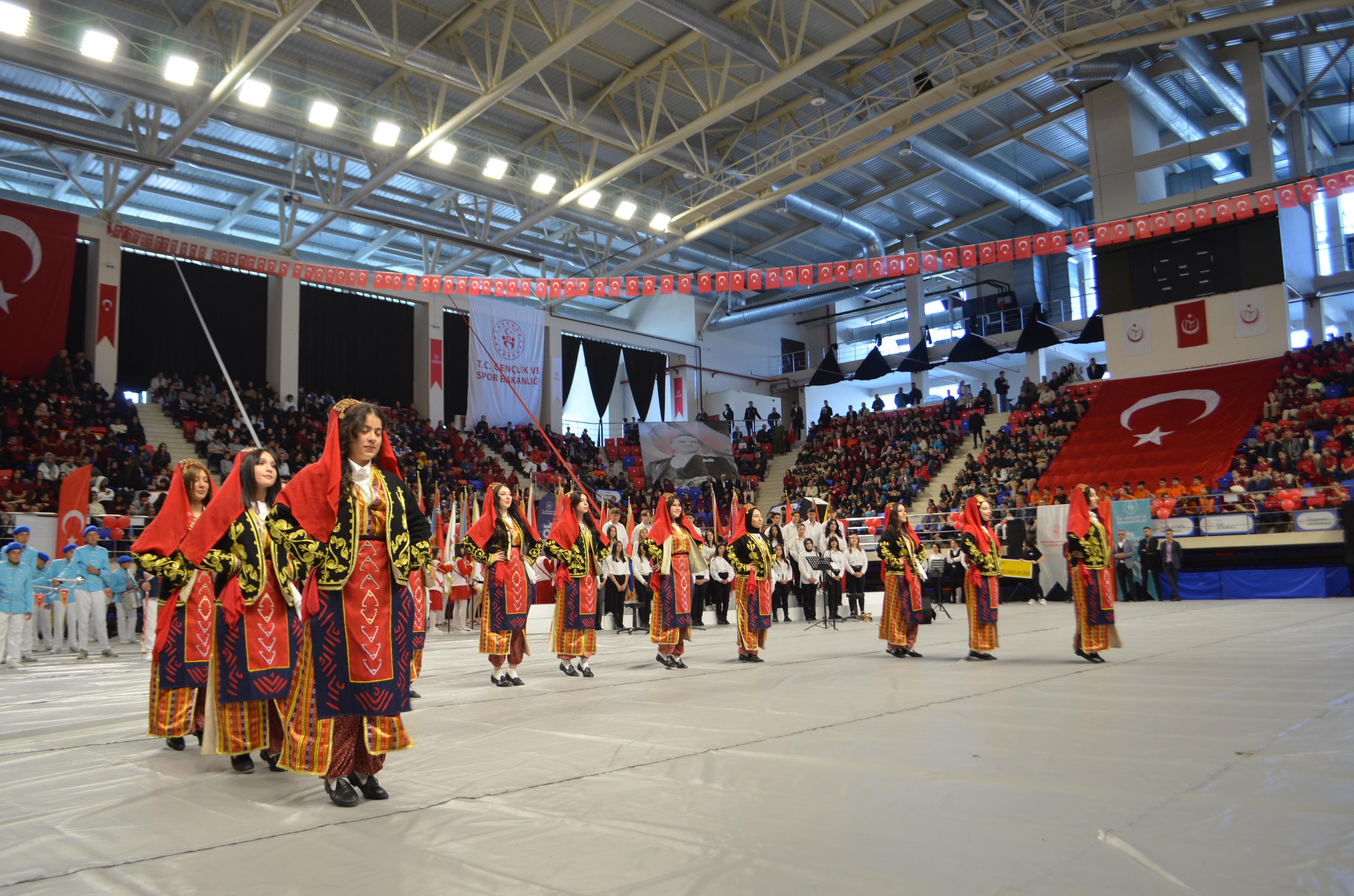 Sahi̇p Olduklarimizi Cumhuri̇yet'i̇n Sağlam Temelleri̇ne Borçluyuz (11)