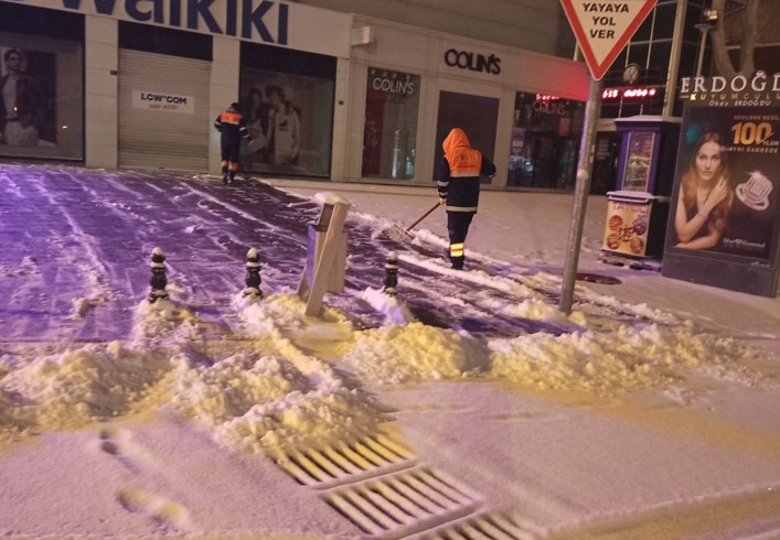 Belediye Ekipleri Kar Temizleme Çalışmalarına Devem Ediyor (1)