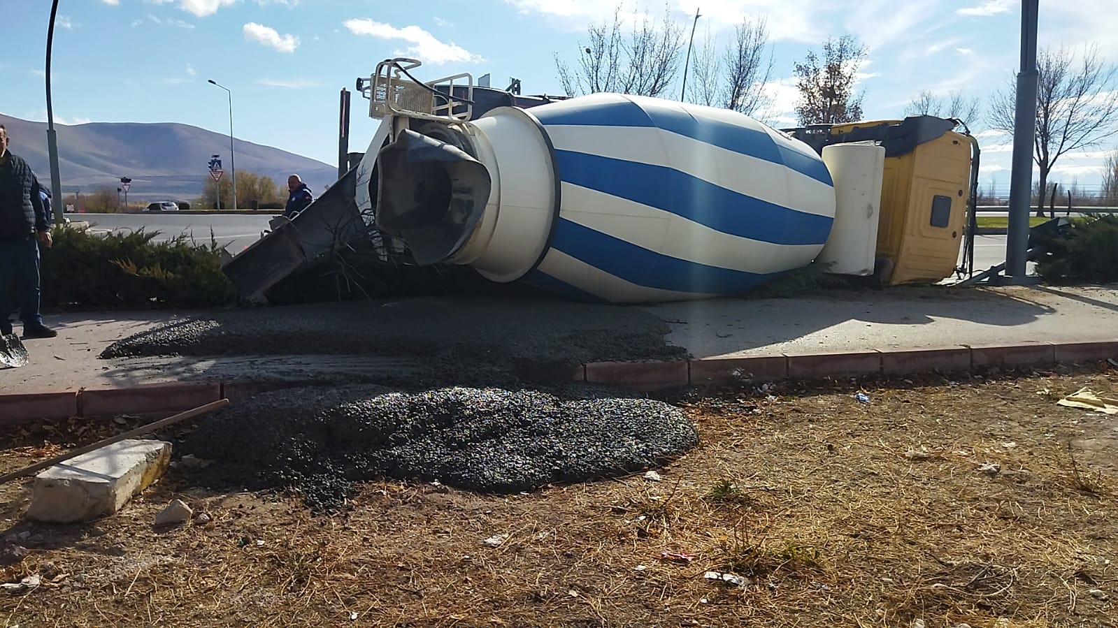 Beton Mikseri Devrildi 1’I Ağır 2 Yaralı (3)