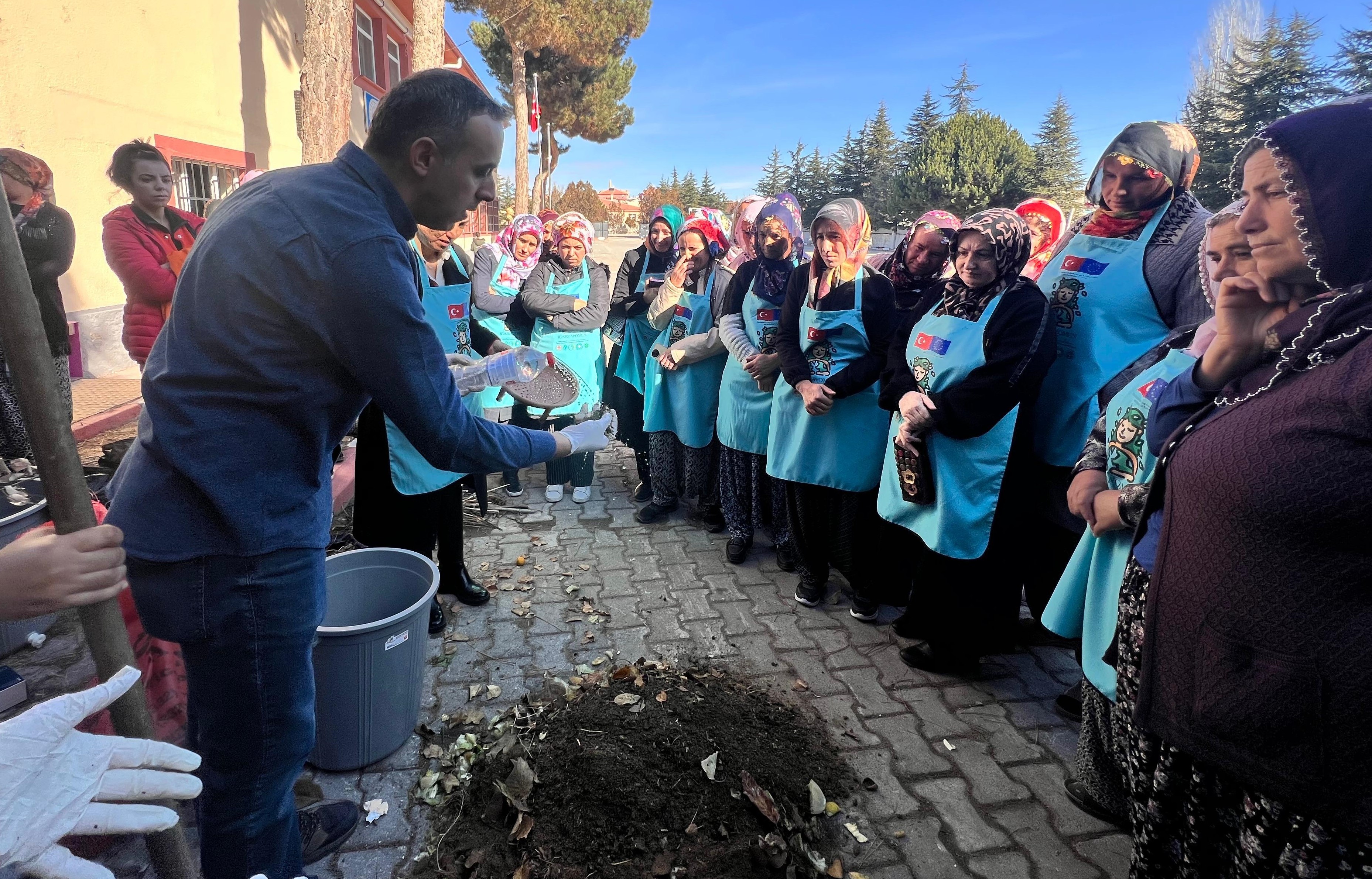 Niğde'de Kırsal Kadınlara Doğal Gübre Üretimi Eğitimi (4)