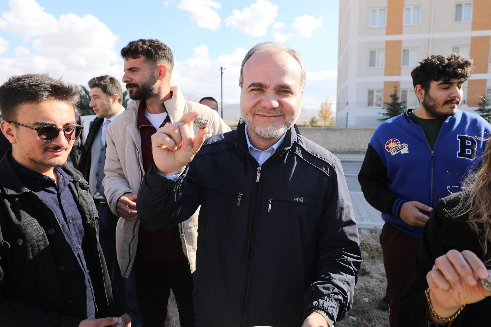 Rektör Uslu, Öğrencilerle Lavanta Dikti (1)