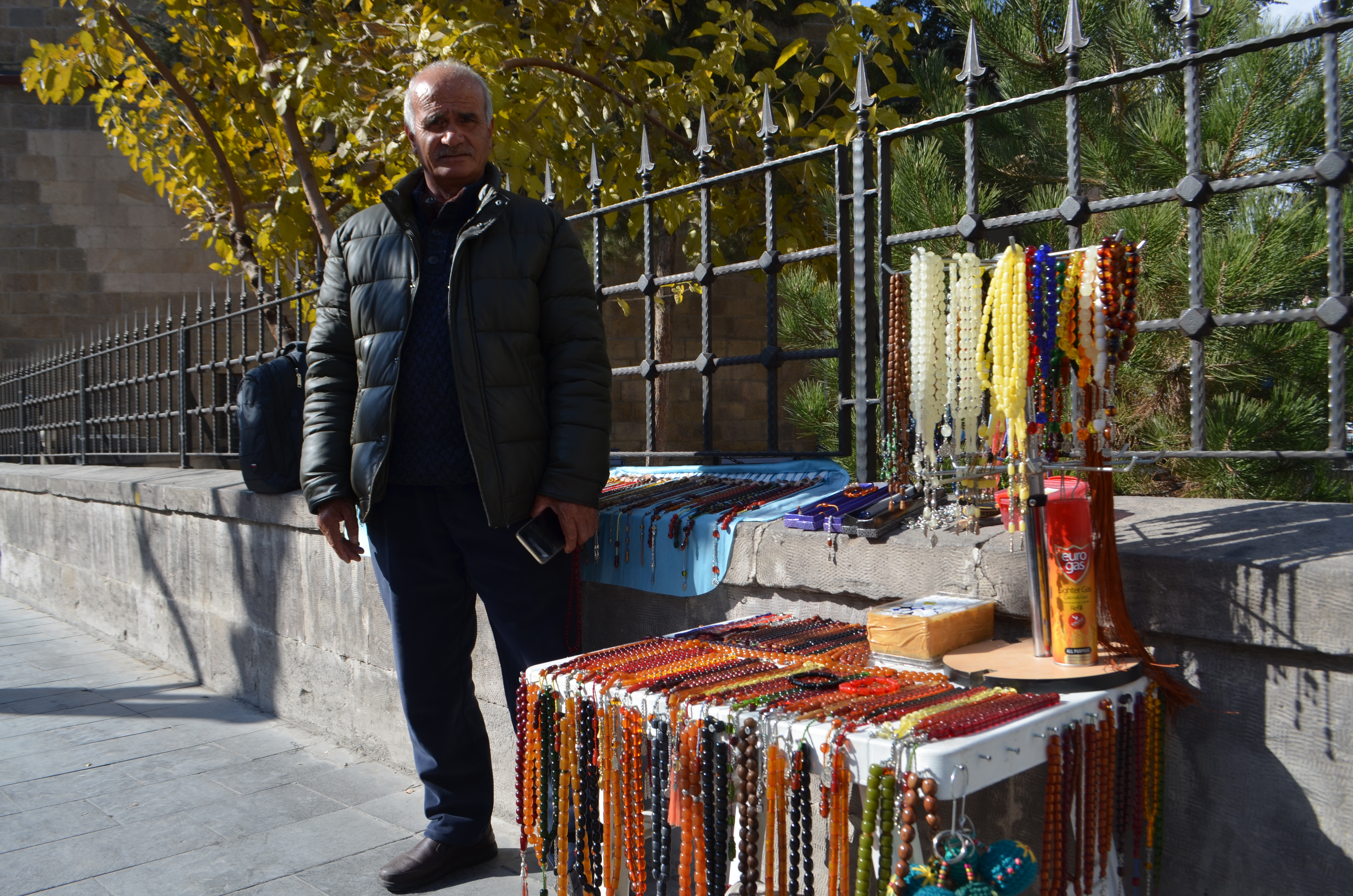 Tesbih Tutkusunu Sokaklara Taşıyan Adam (2)