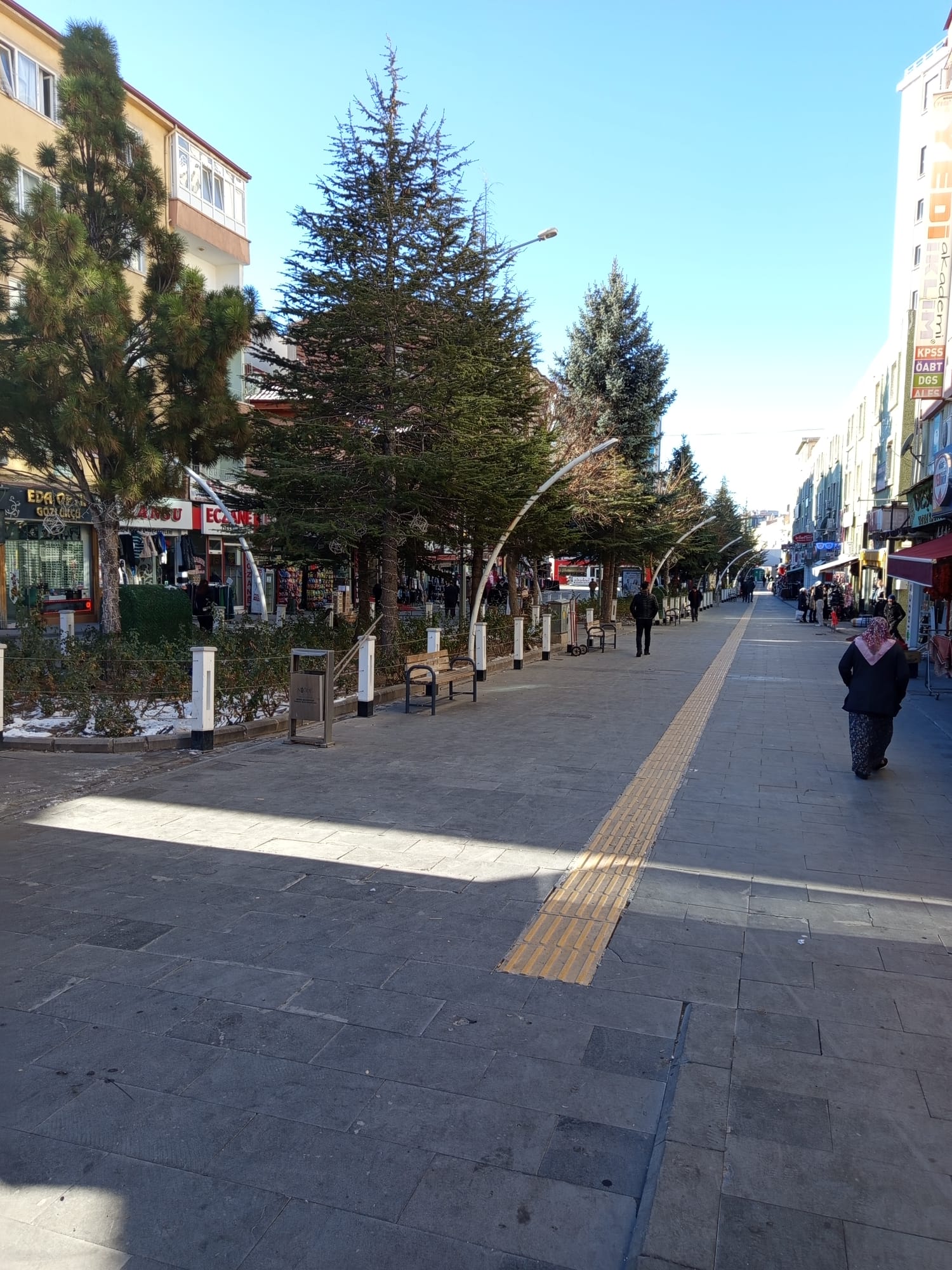 Niğde’de Güneşli Hava Aldatıyor, Süs Havuzları Bile Dondu (1)