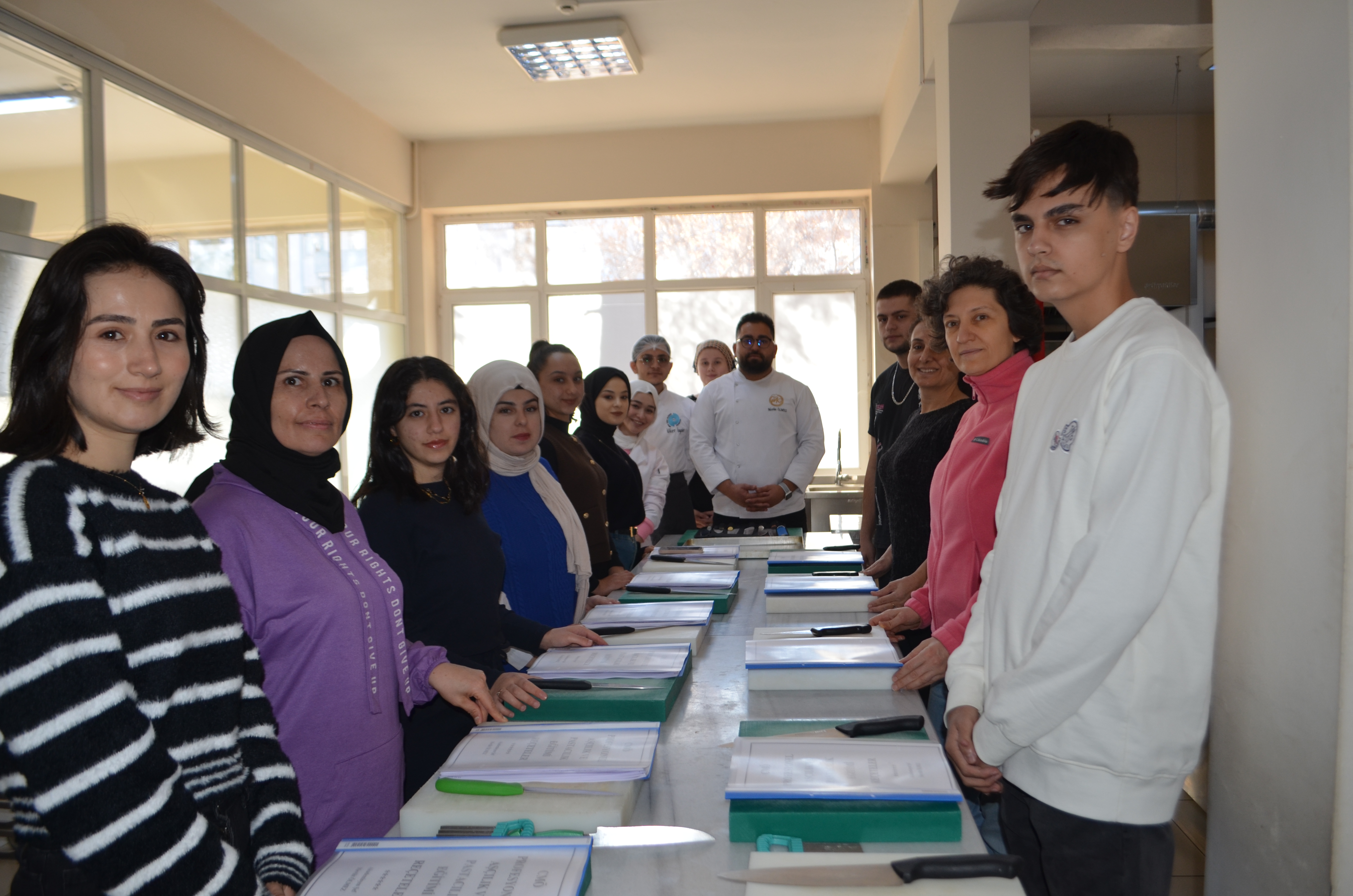 Nüsem’de Mevlüt Şef Önderliğinde Yetenekli Aşçılar Yetişiyor (10)