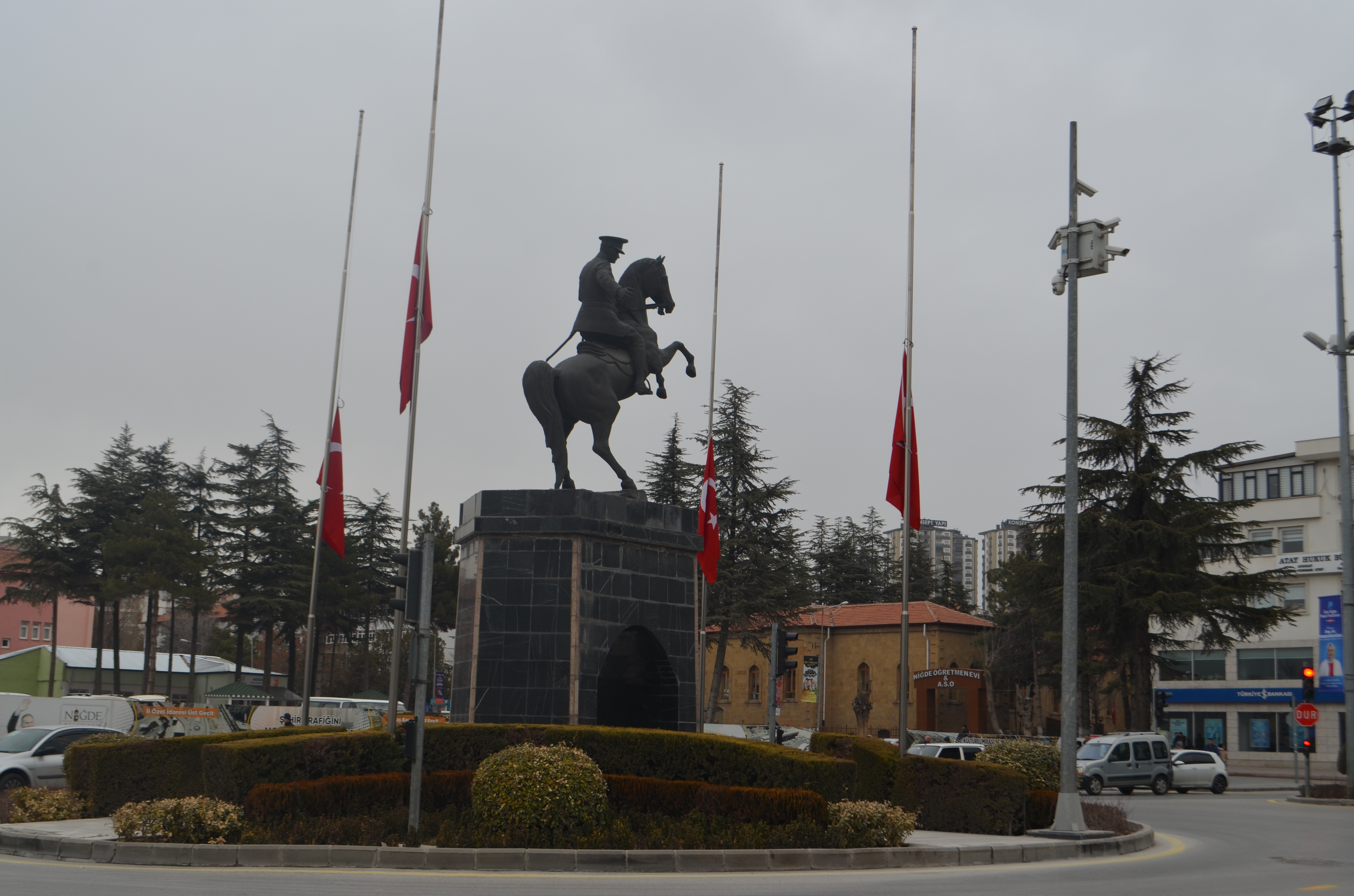 Milli Yas Bayraklar Yarıya İndirildi (3)