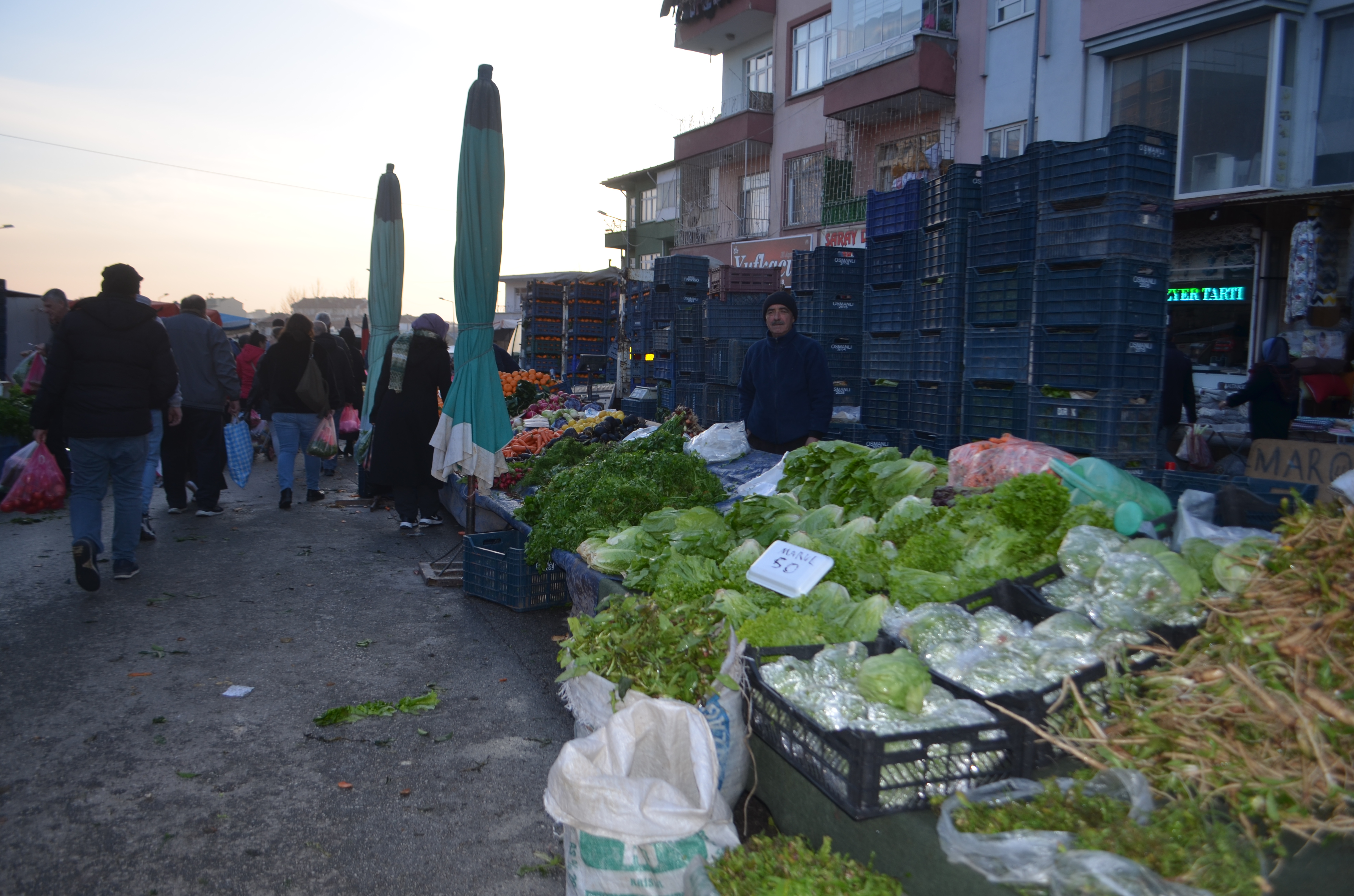 Pazar Esnafı Kalabalık Var, Alışveriş Yok! (1)