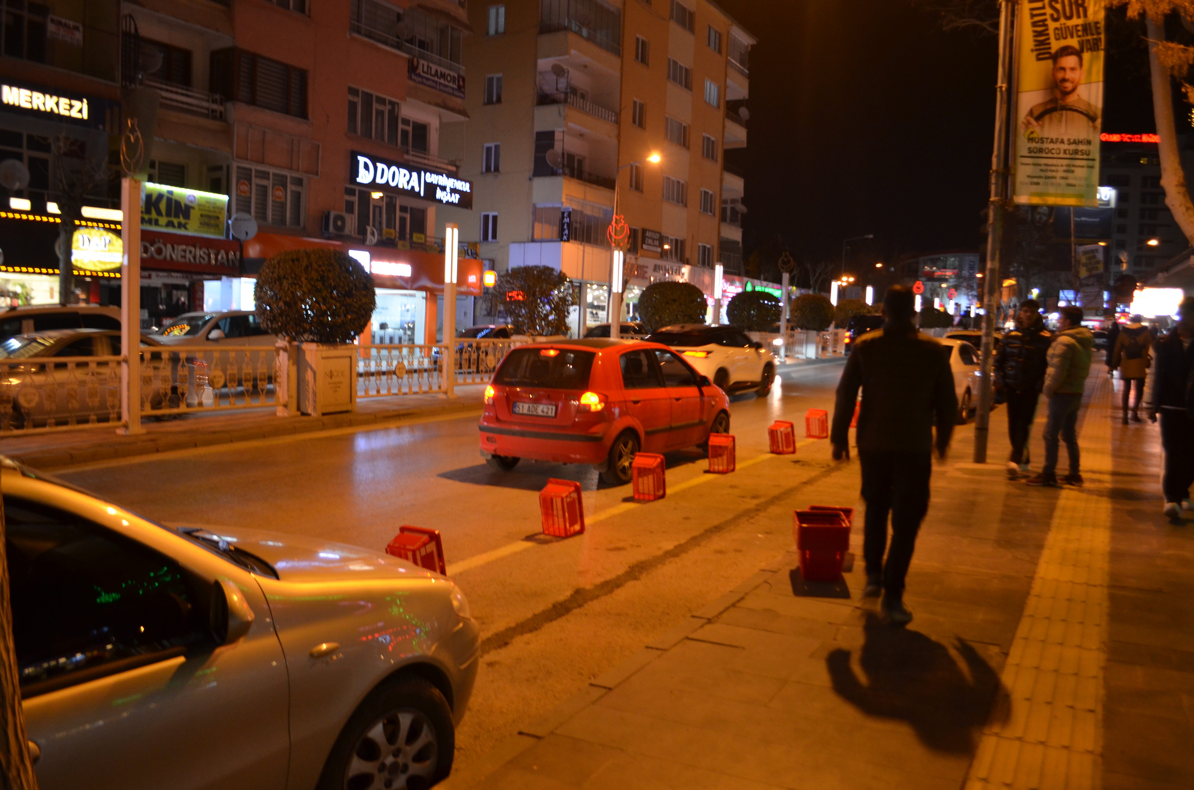 Yol Kenarına Kasa Konularak Araç Parkı Engeline Tepki (2)