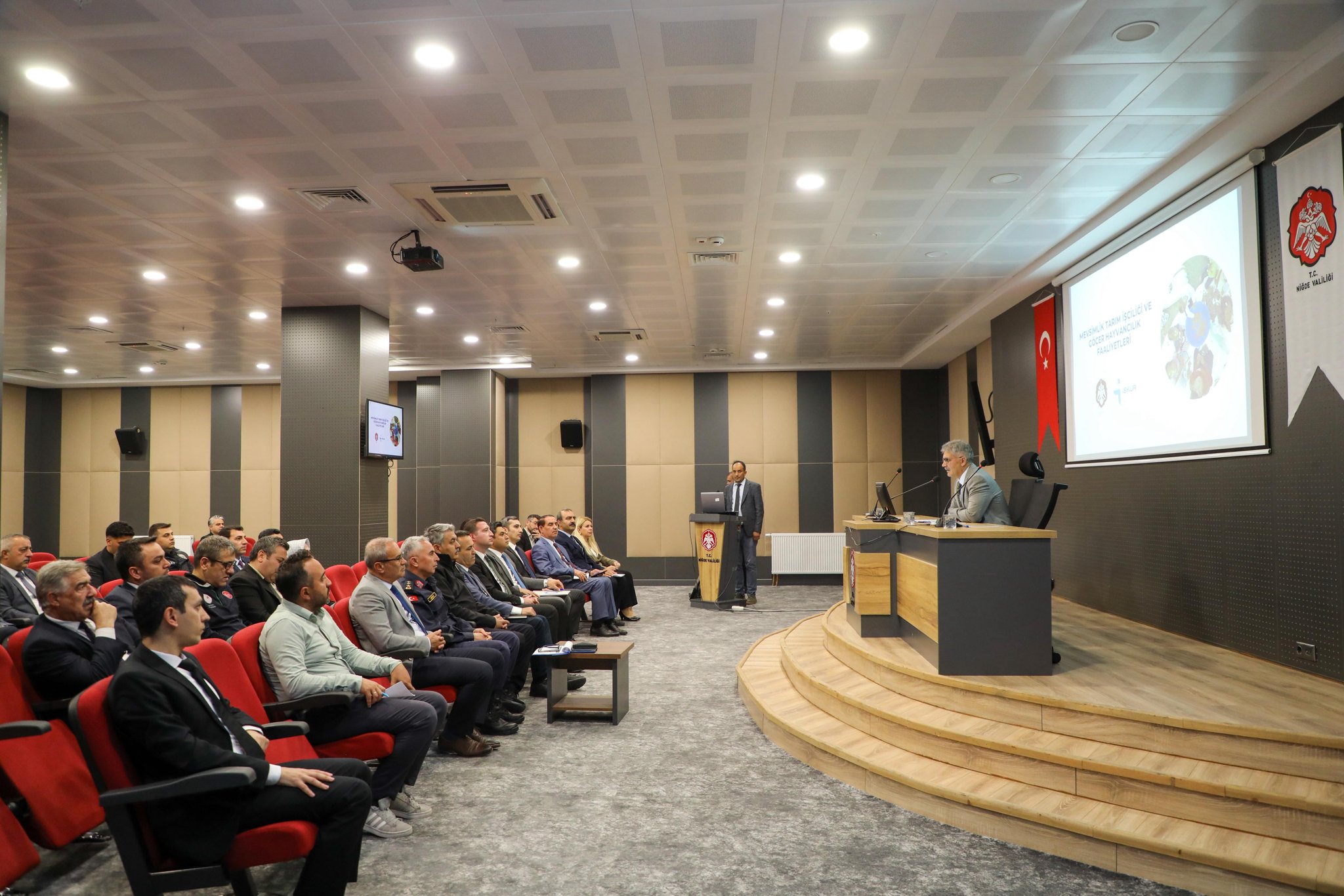 Gq M E Tr R W A A A Z M R6