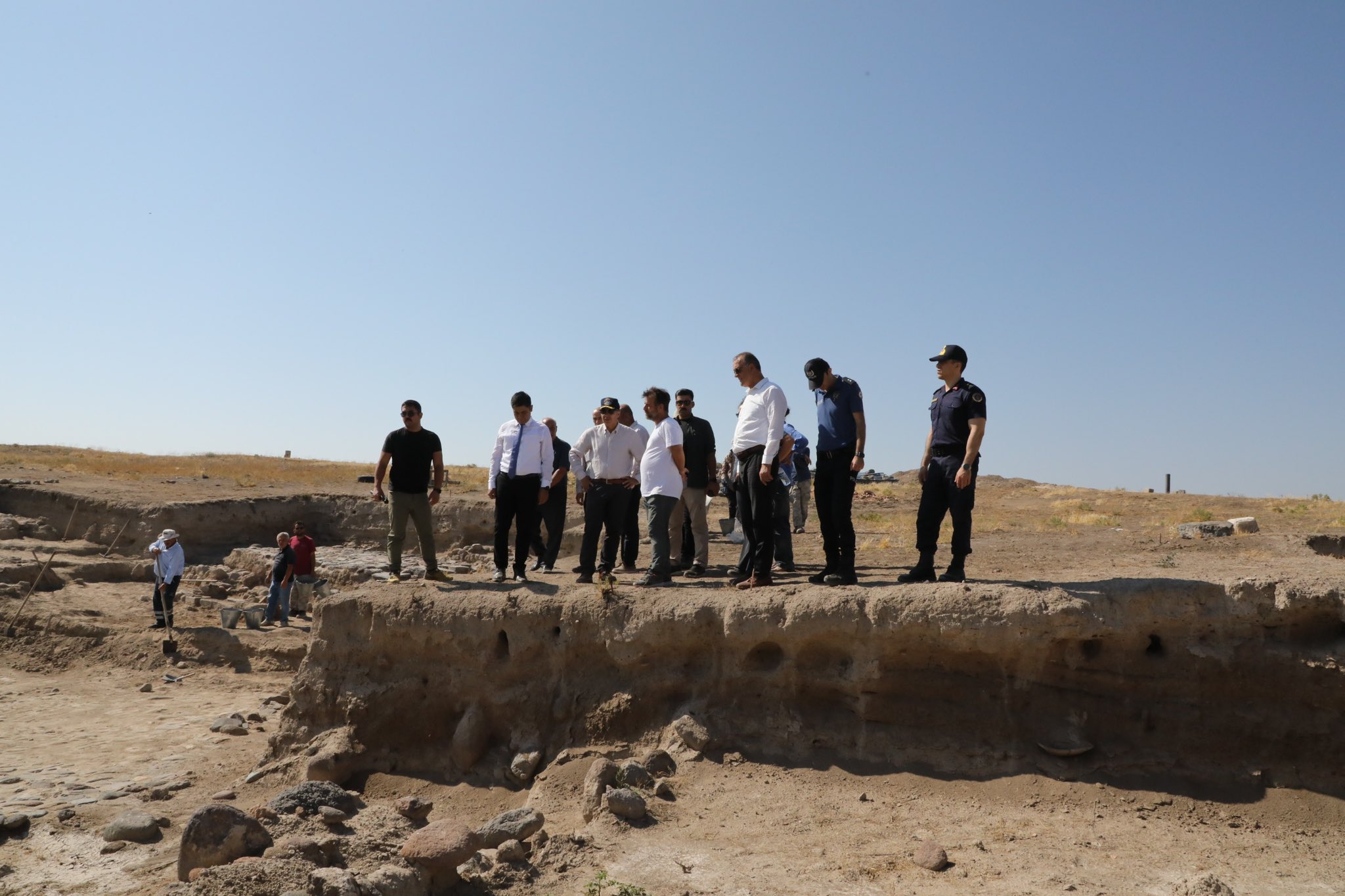 Gxl Fya X U A A Cm4 A