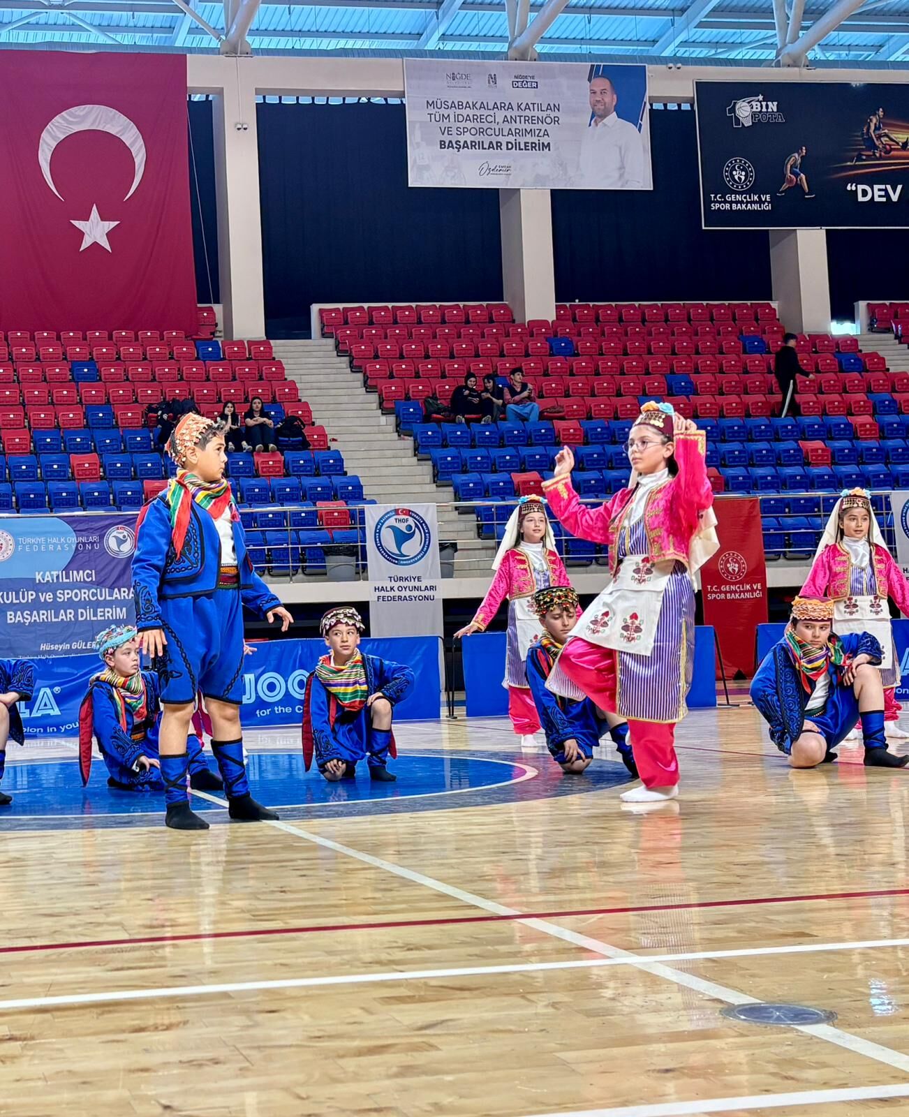 Halk Oyunları Müsabakalarında Renkli Görüntüler 2