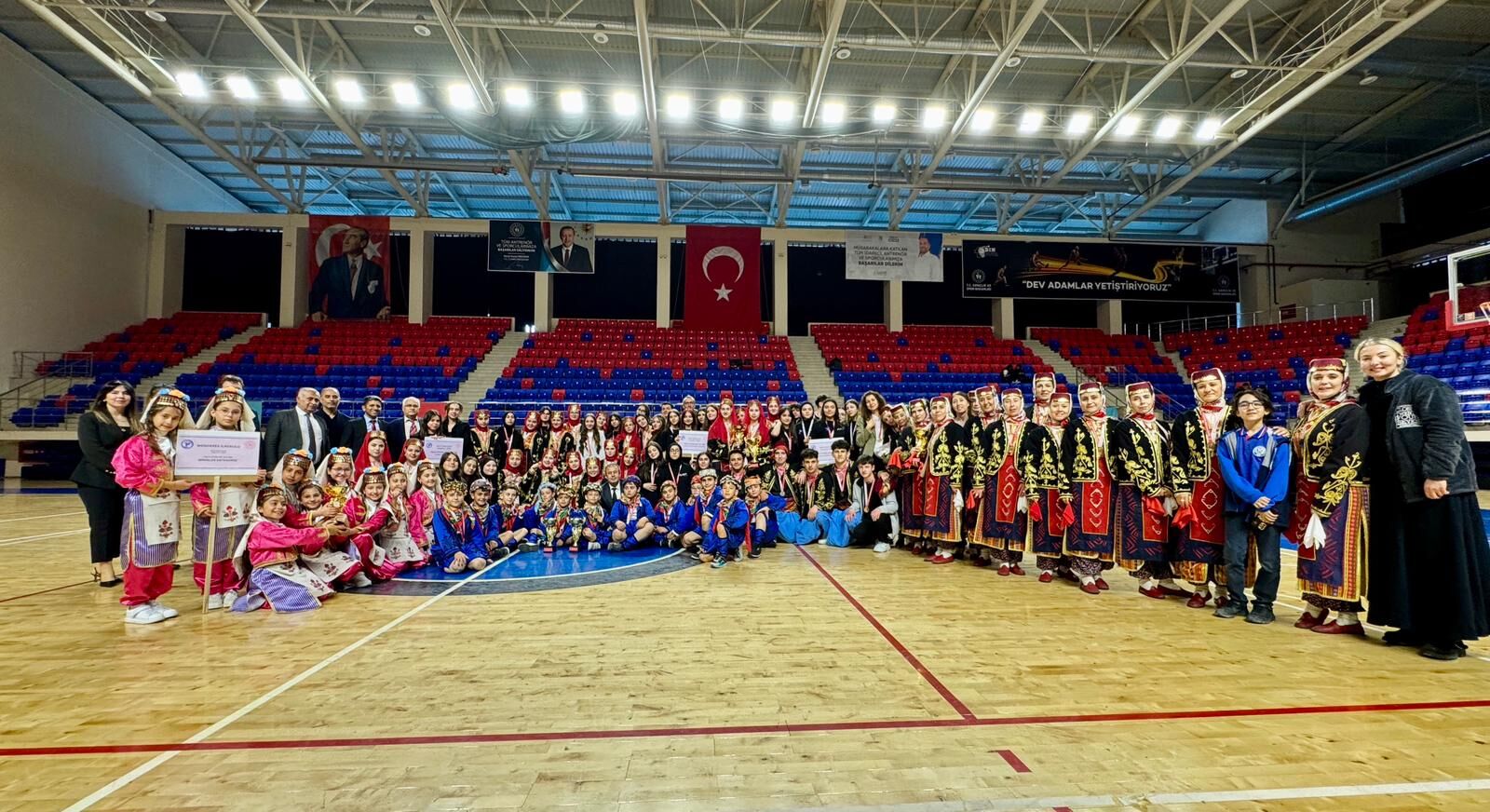 Halk Oyunları Müsabakalarında Renkli Görüntüler 3