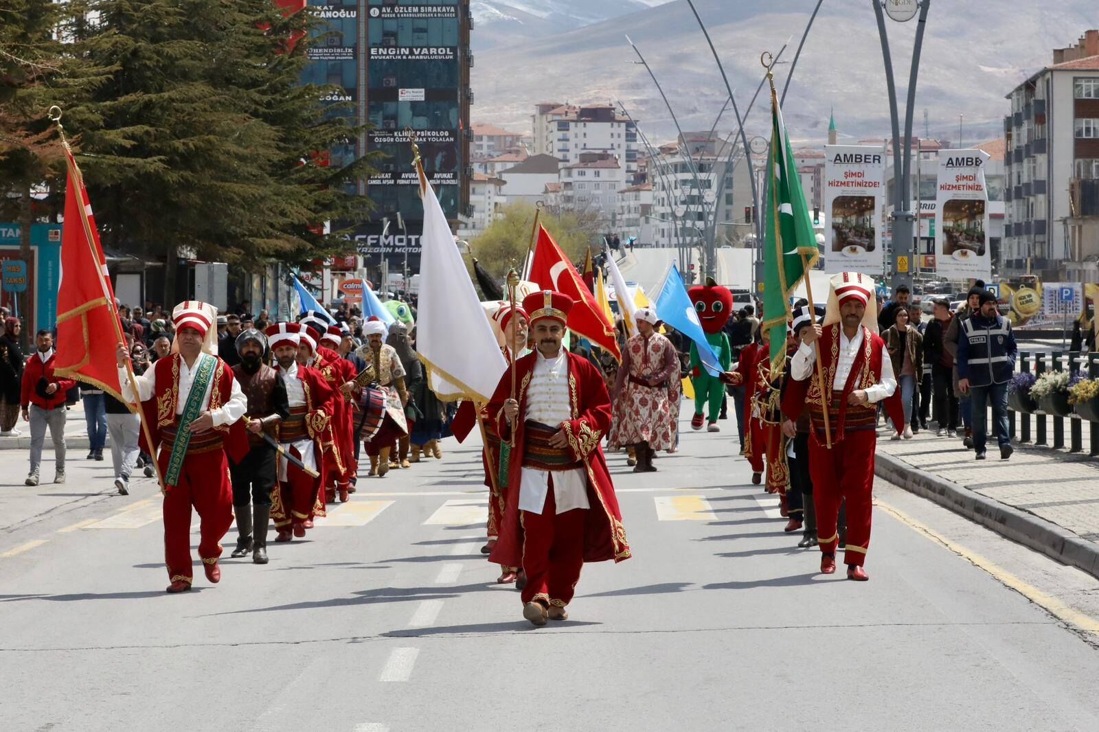 Nevruz Coşkusu Kortejle Başladı 3