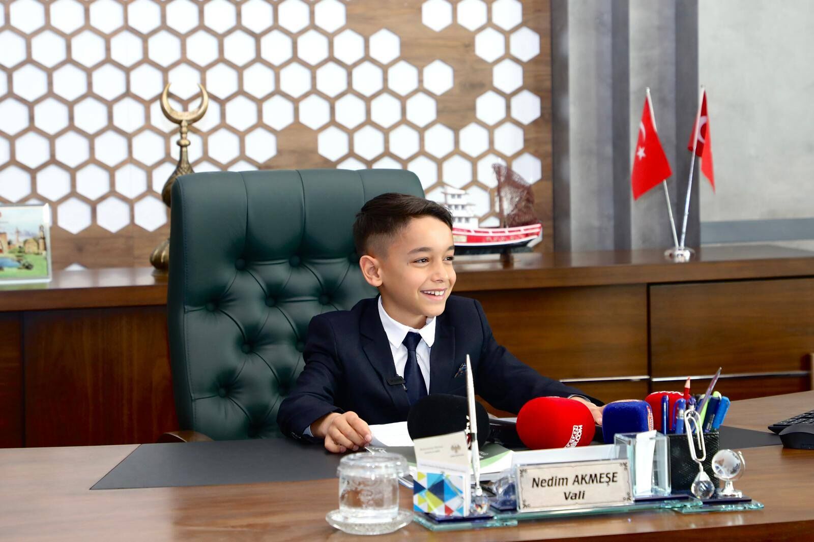 Vali Akmeşe, Makamı Öğrenciye Devretti 1