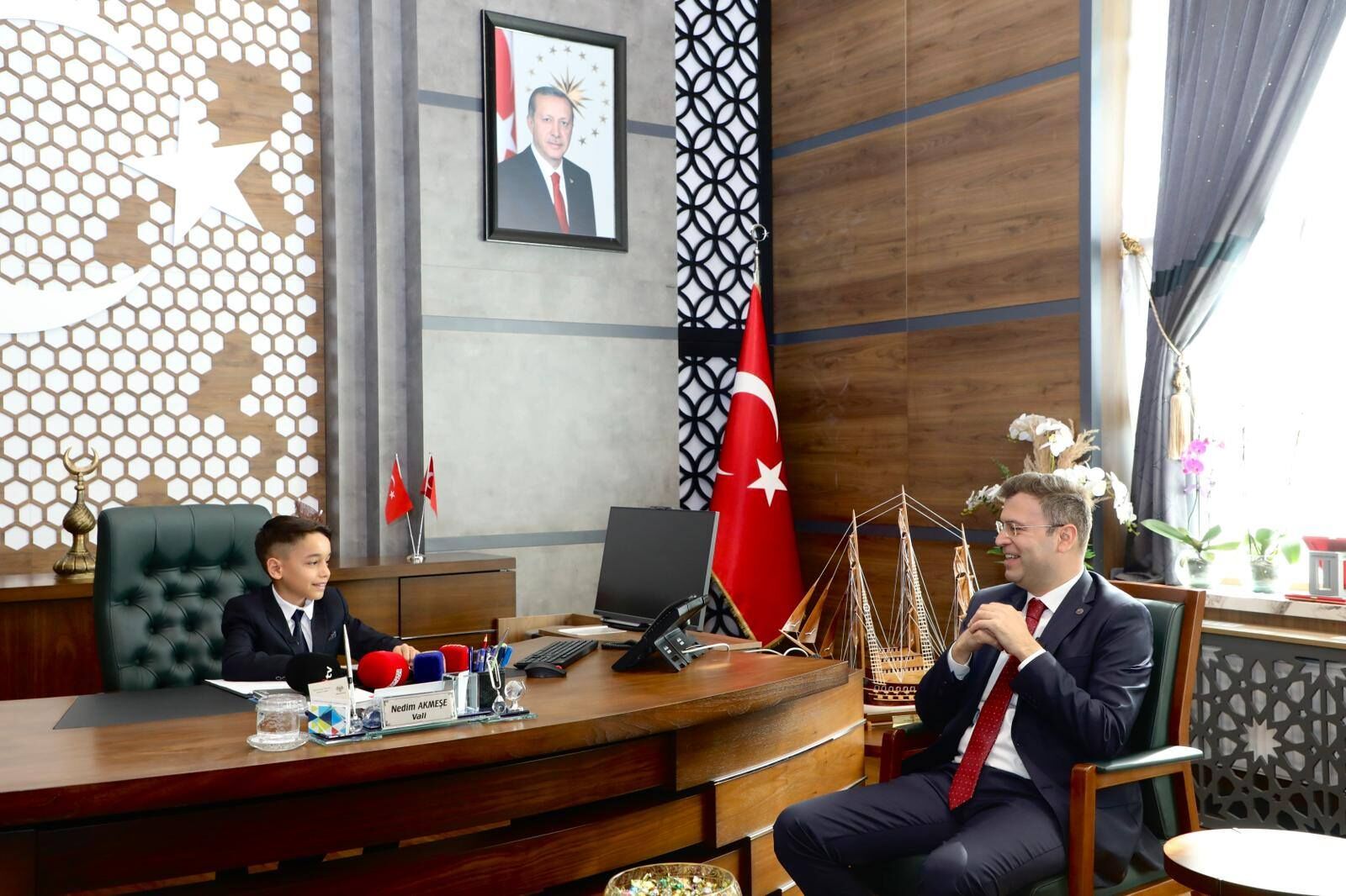 Vali Akmeşe, Makamı Öğrenciye Devretti 3