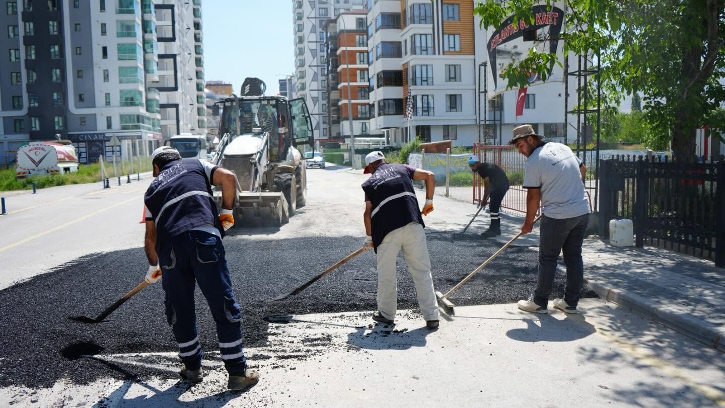 Belediye Ekipleri Şehrin Her Köşesinde Çalışıyor 1