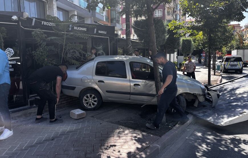 Kontrolden Çıkan Otomobil Iş Yerine Daldı 1
