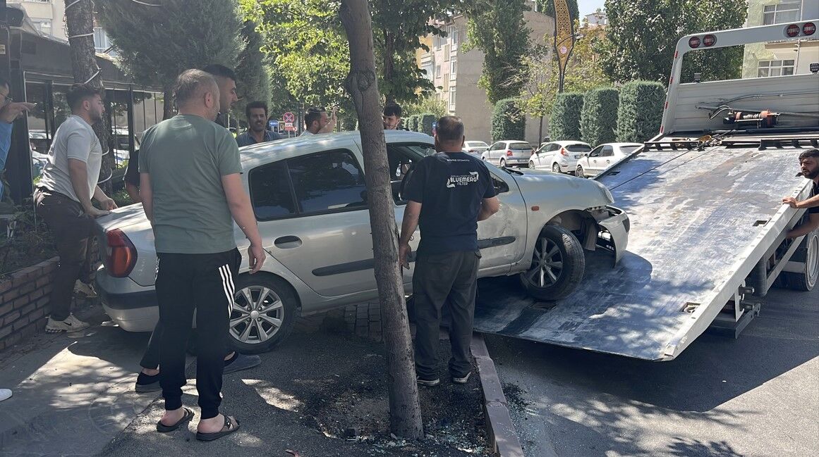 Kontrolden Çıkan Otomobil Iş Yerine Daldı 3