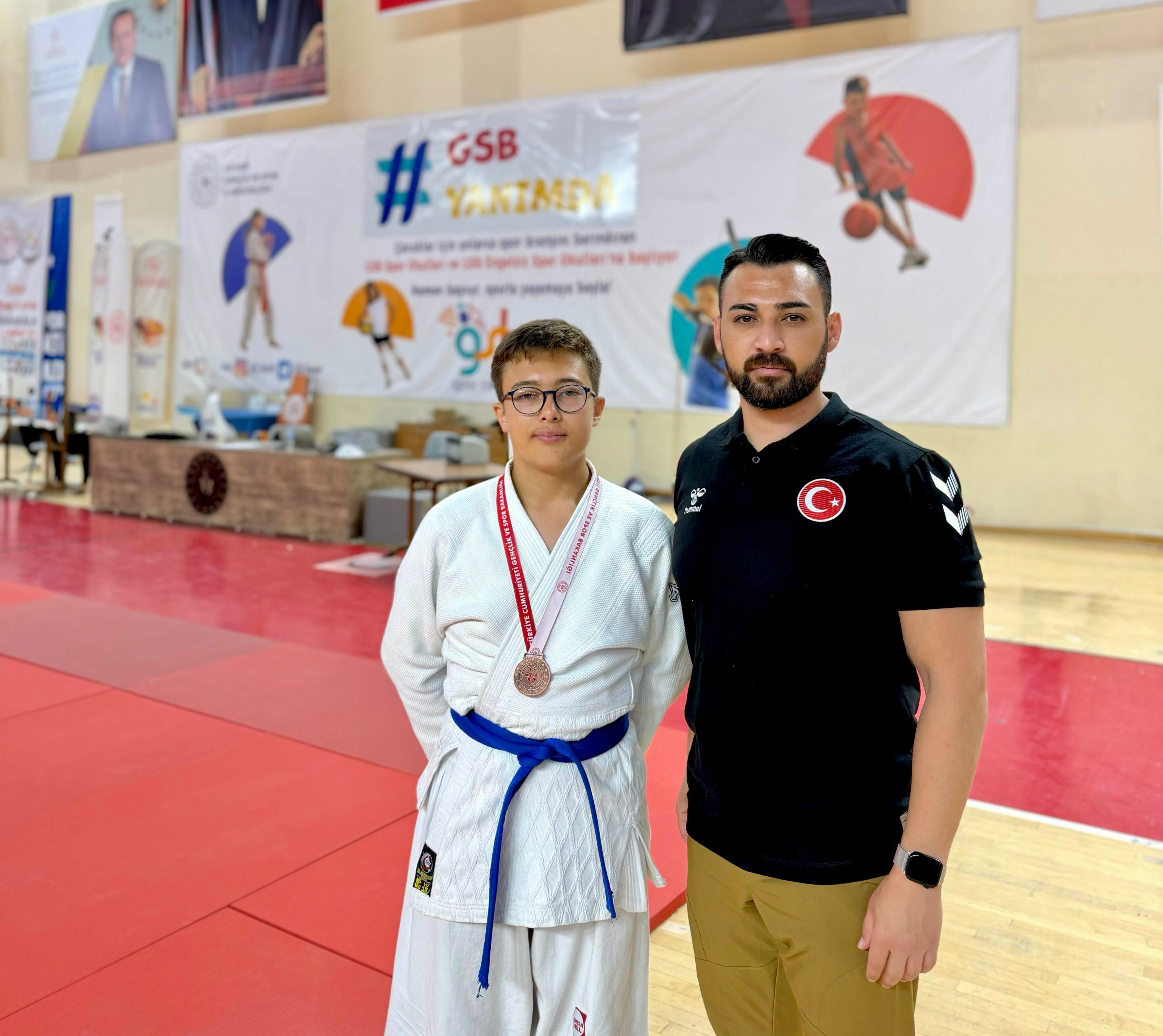 Vedat Özgür’den Anali̇g’de Bronz Madalya 2