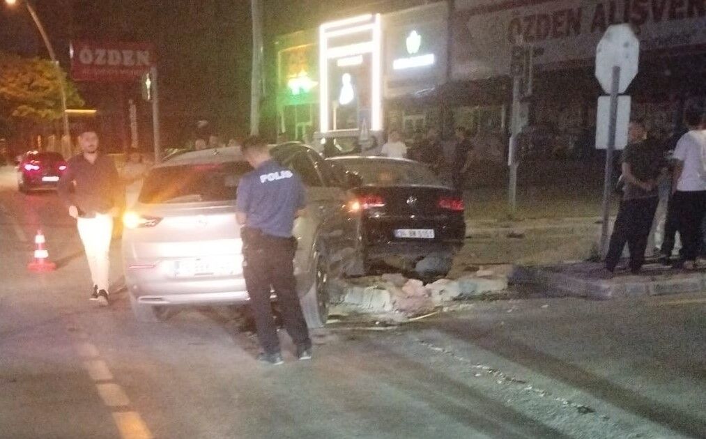İki Otomobil Çarpıştı 4 Yaralı 1