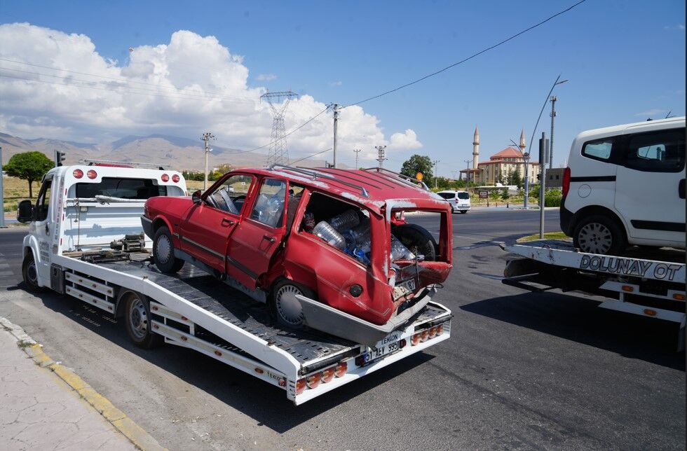 Niğde Bor Yolunda Iki Araç Çarpışt 2