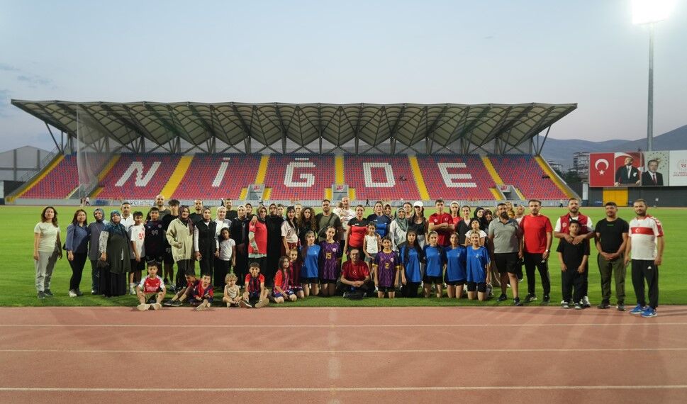 Niğde'de 7'Den 70'E Herkes Stadyumda Buluşuyor 2