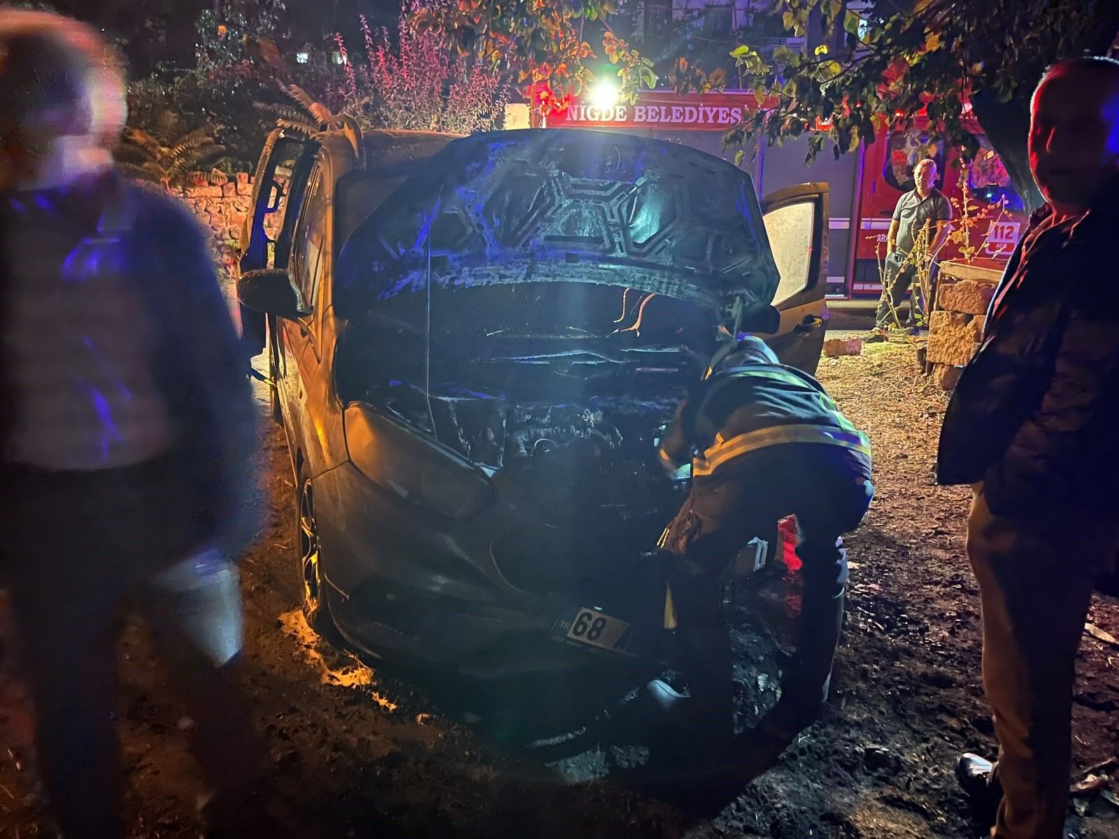 Niğde’de park halindeki otomobil yandı