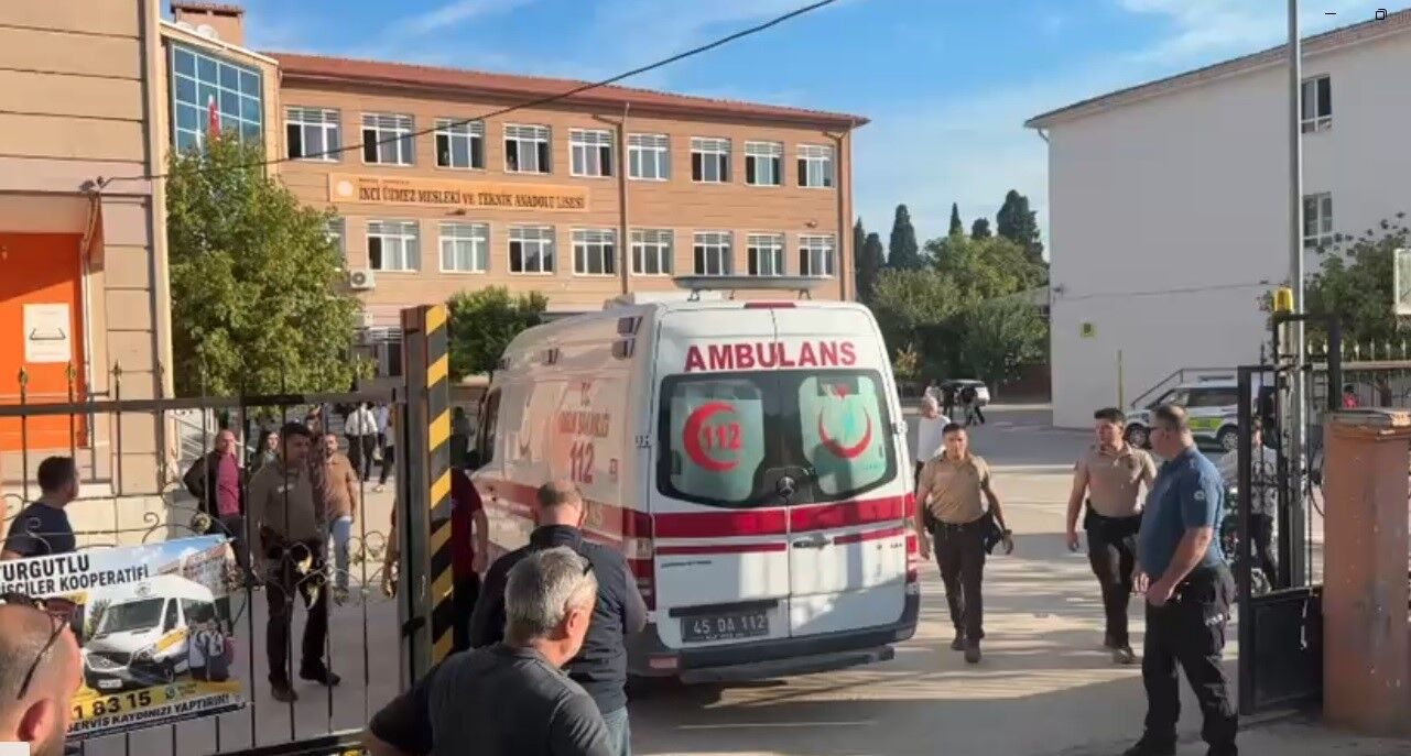 Manisa'da okul önünde silahlı saldırı!
