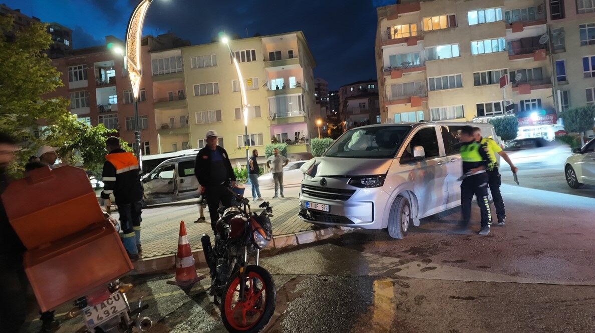 Bir araç ve motosiklete çarptı, ağaca çarparak durabildi