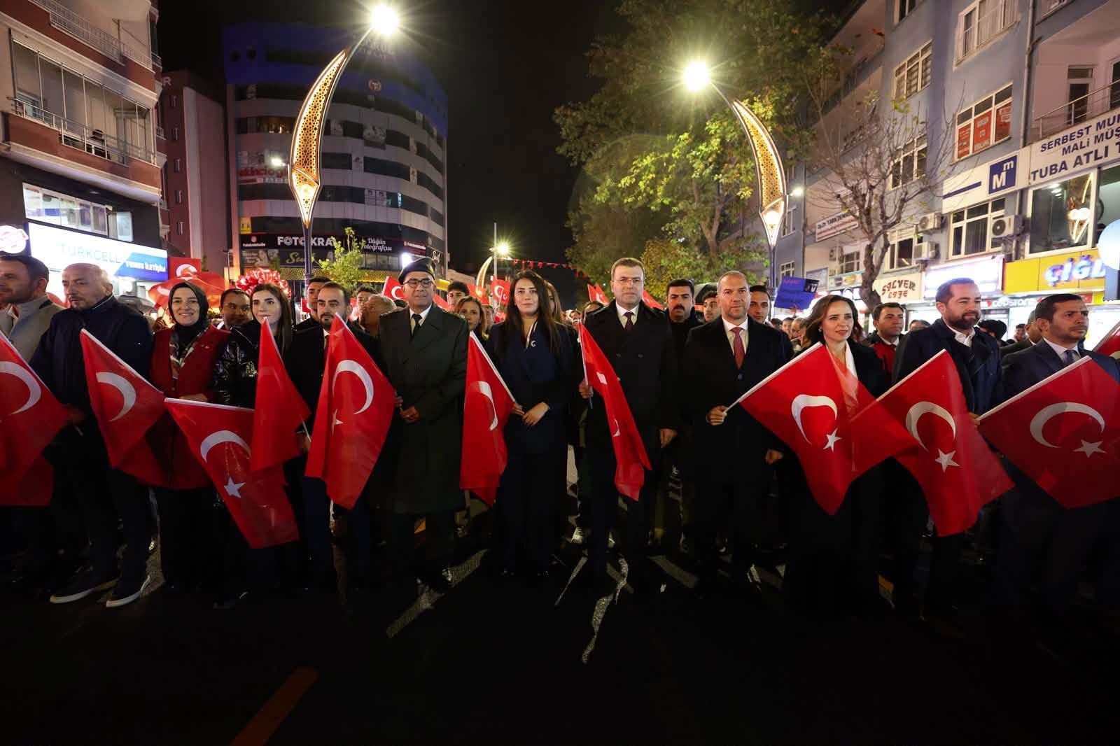 103‘Ncü Yıl Coşkusu Geceyi Aydınlattı 1