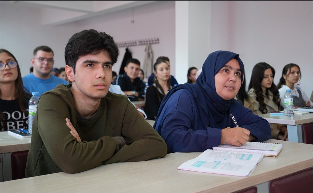 Eğitim hayatına dönen kadın oğluyla aynı üniversitede okuyor