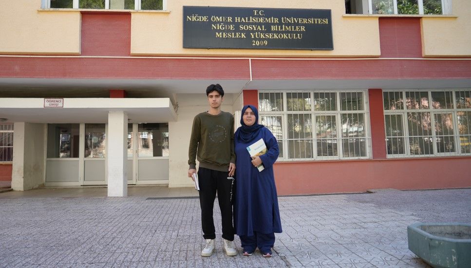 Eğitim Hayatına Dönen Kadın Oğluyla Aynı Üniversitede Okuyor 2