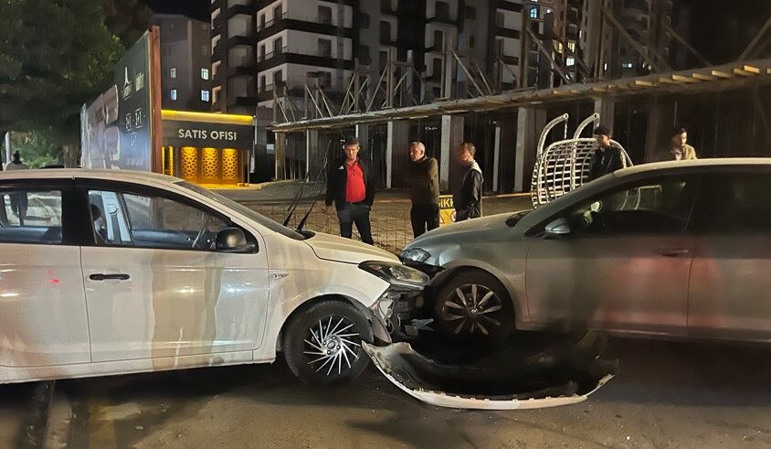 Otomobil Direğe Ve Park Halindeki Araca Çarptı! 1