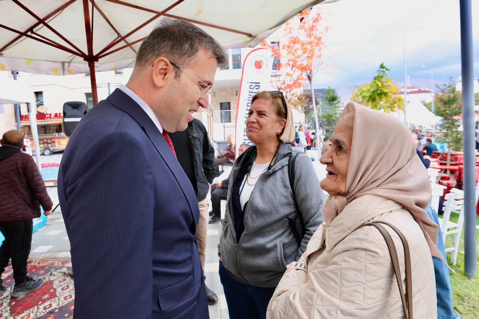 Vali Akmeşe Festival Stantlarını Dolaştı 3