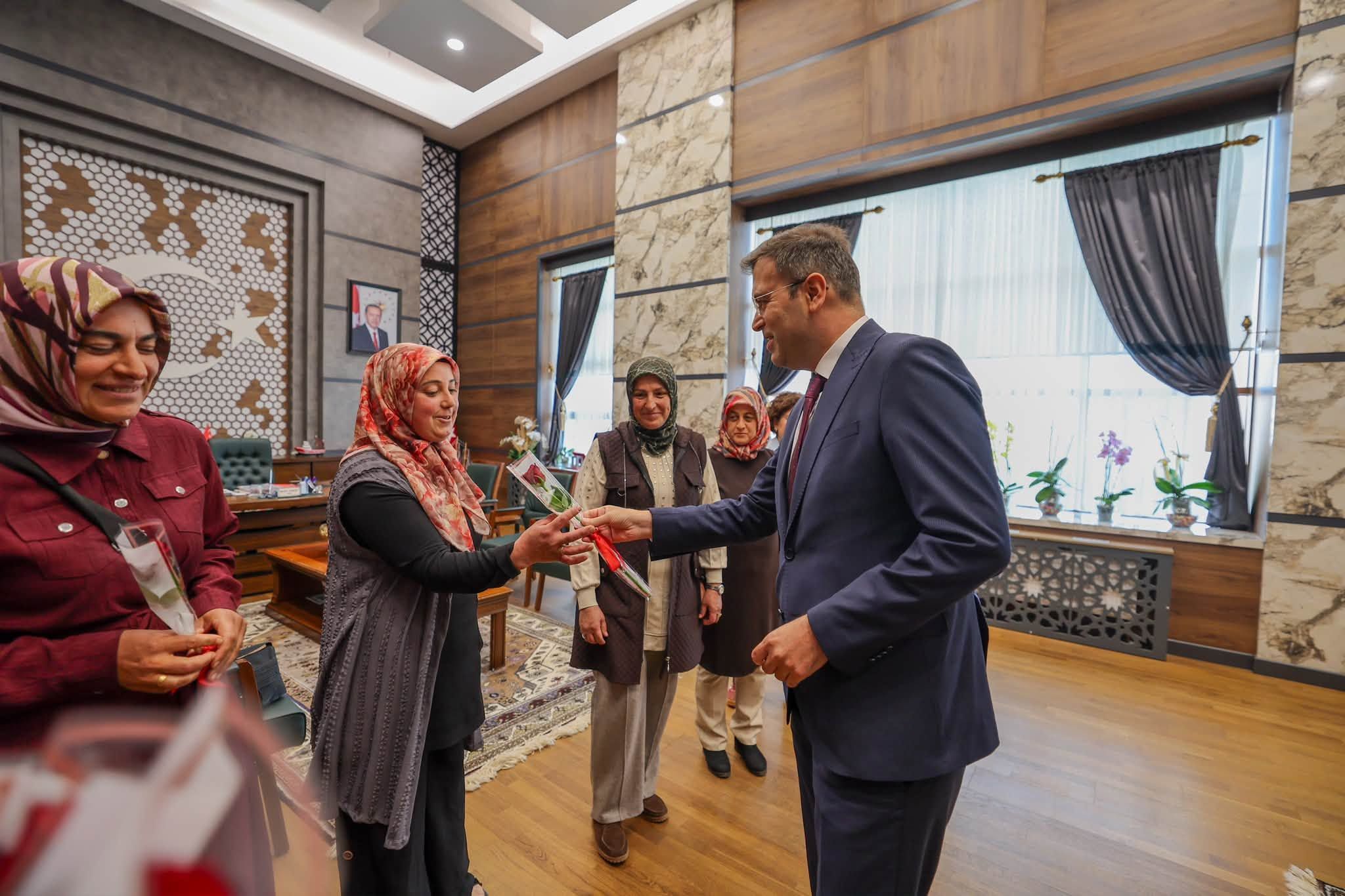 Vali Akmeşe kadın çiftçileri ağırladı